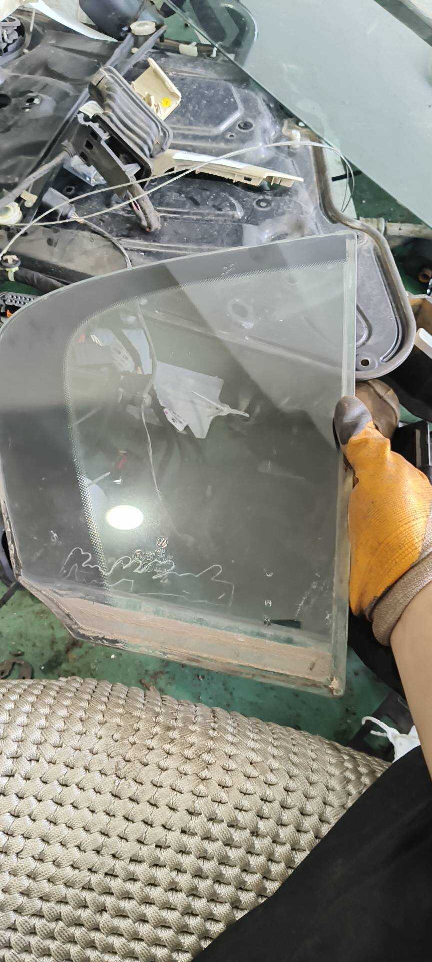 L3AE845216 后门三角窗玻璃(右)