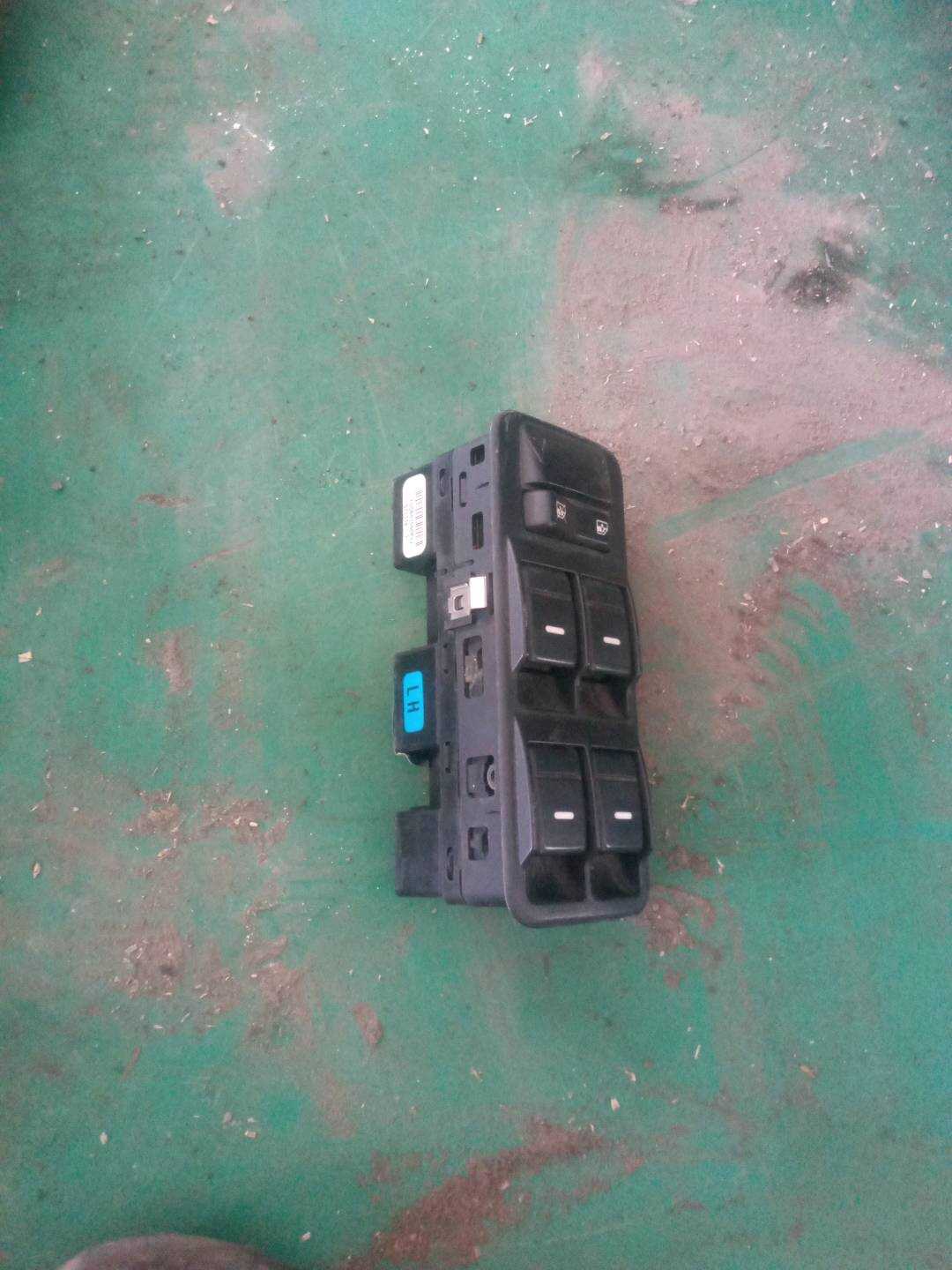 YUD501570PVJ 前门玻璃升降开关(左)