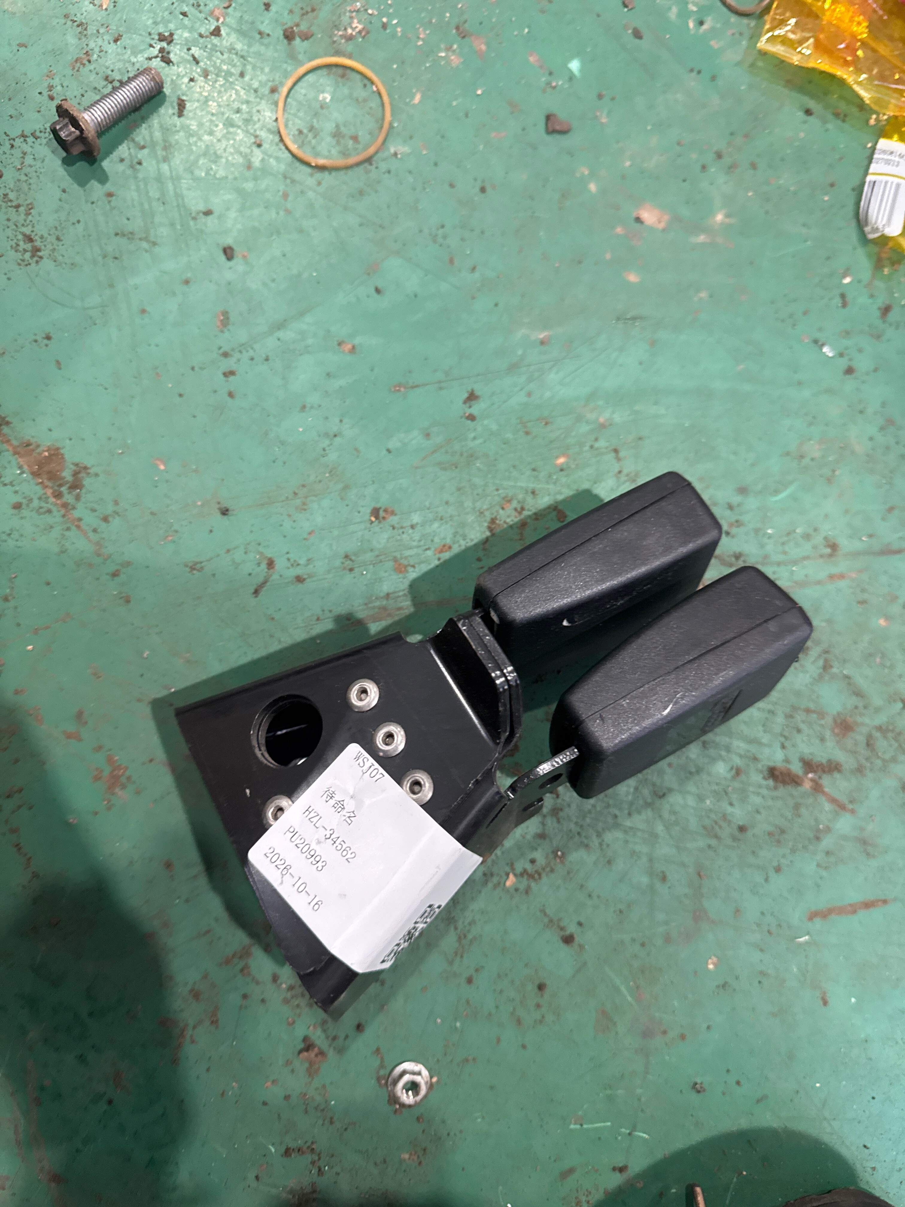4L0857739G 后座椅安全带扣(中)