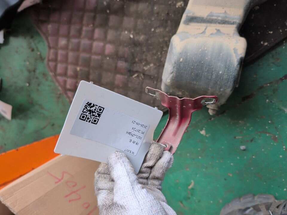 41357284651 前叶子板固定架（左前）