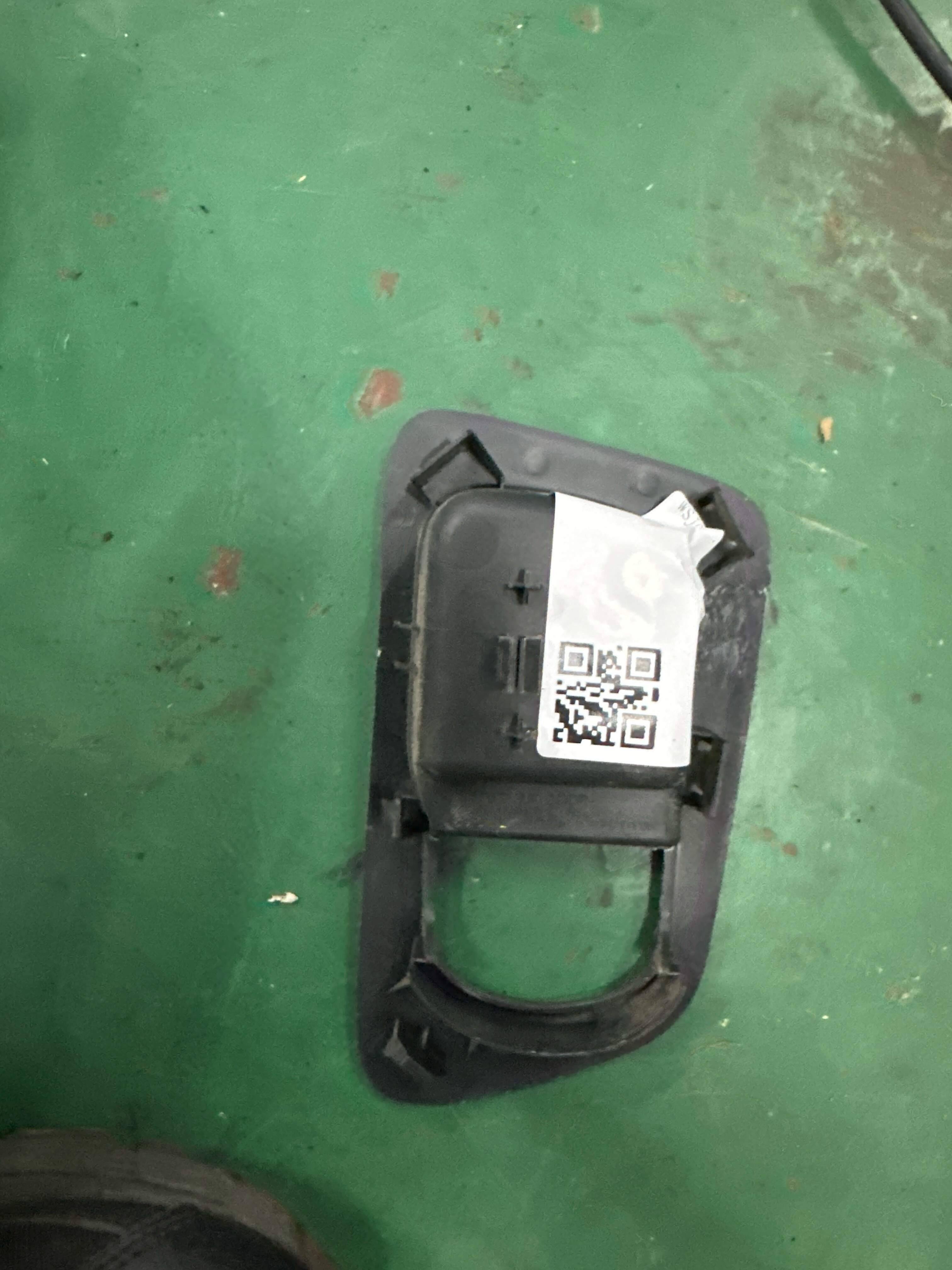 82682JE20A 后门内拉手框（右）