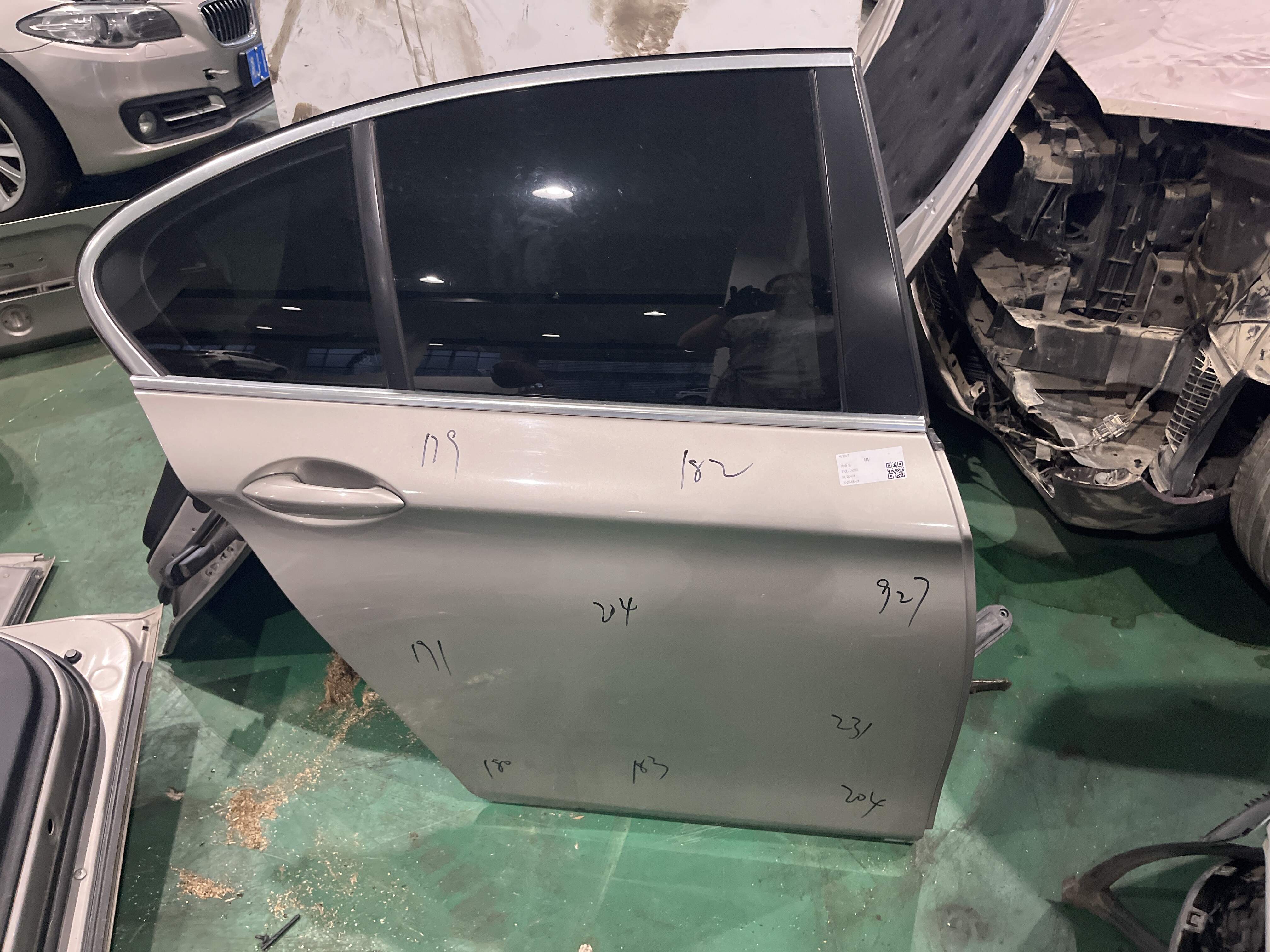 41009628756 后门壳(右)