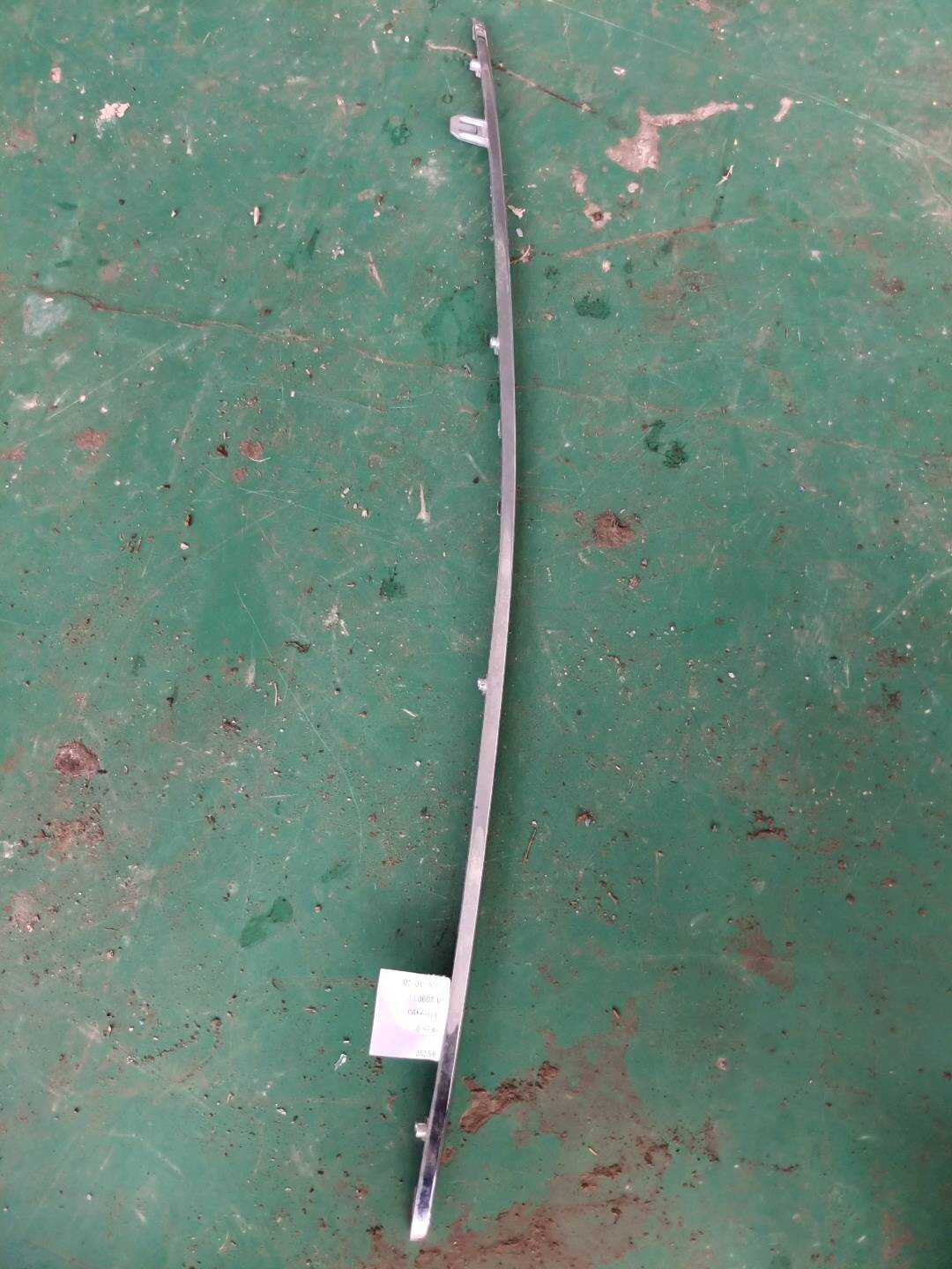 531210R040 Grille Molding, Upper