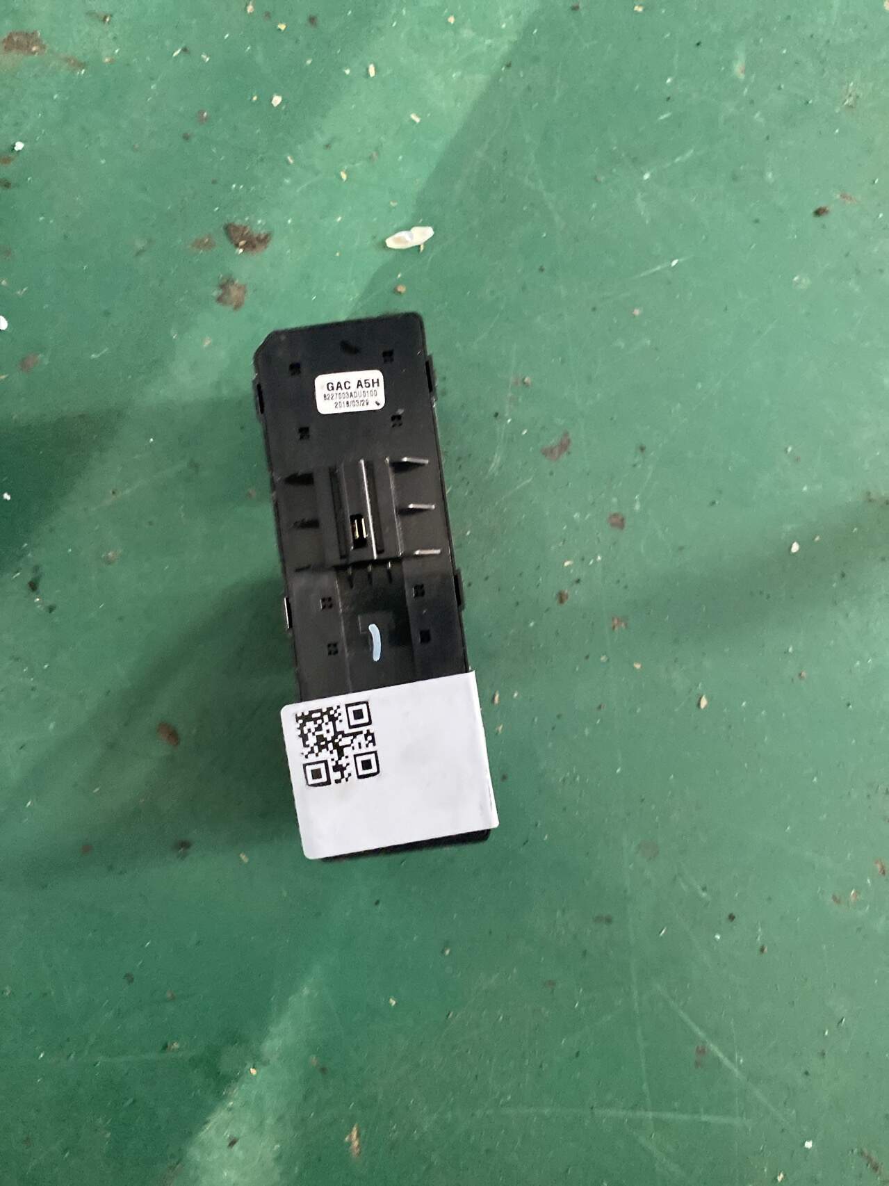 8227003ADU0101RR2 左前门玻璃升降开关