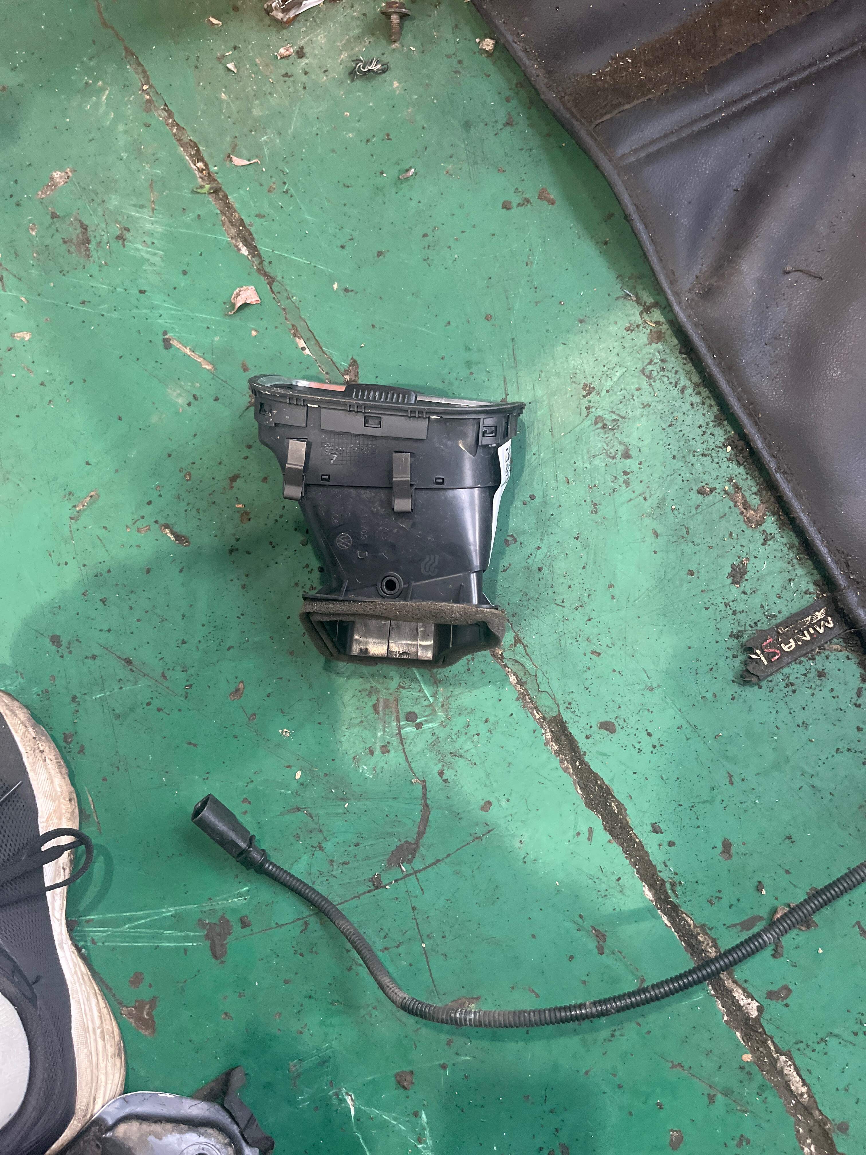 5K0819703K Dashboard Vent, Left