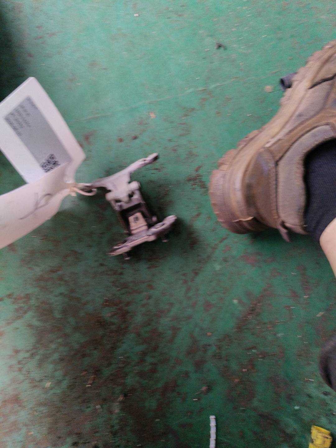 41627060626 尾盖铰链(右)