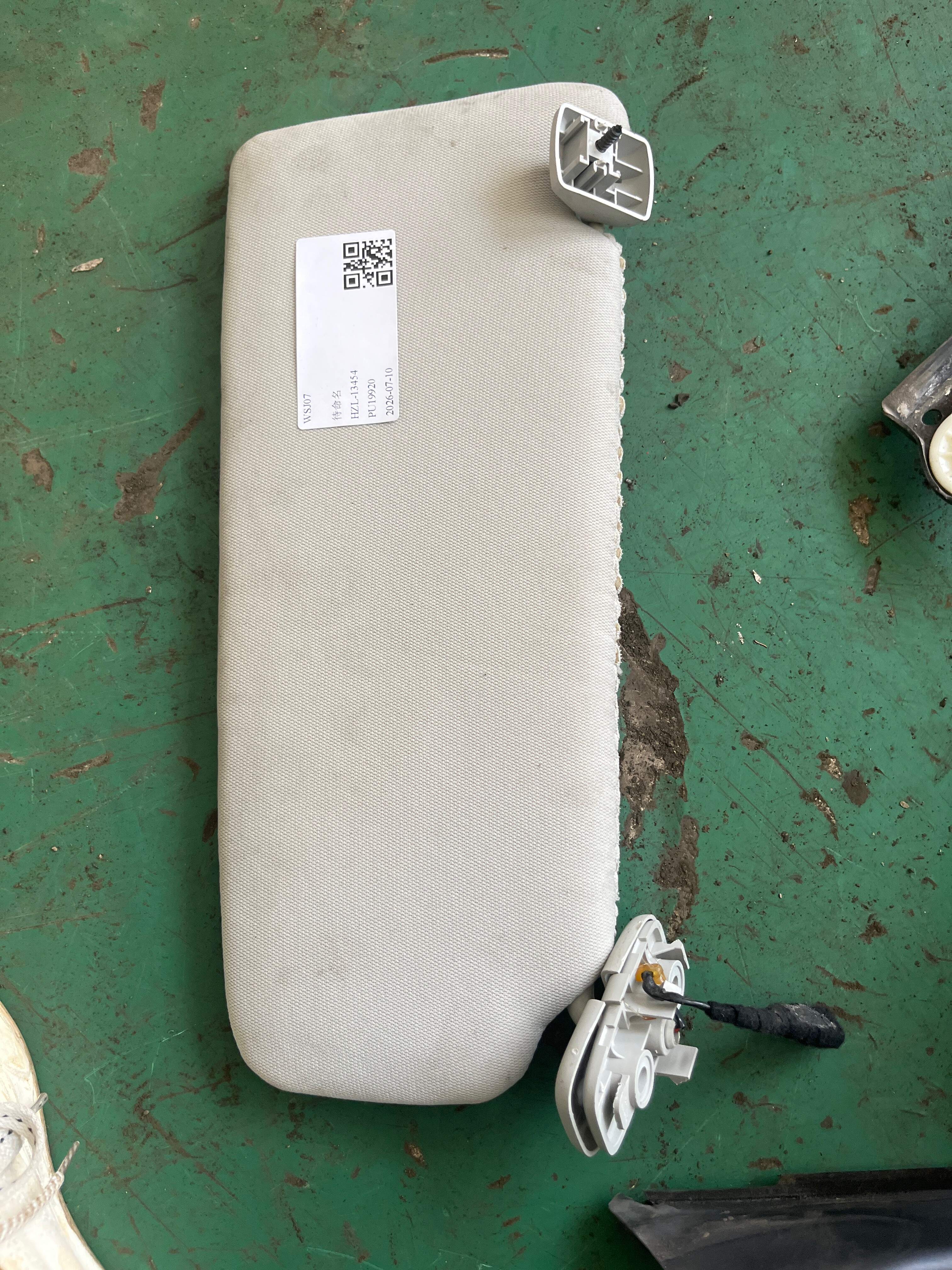 LR032641 Sun Visor, Left