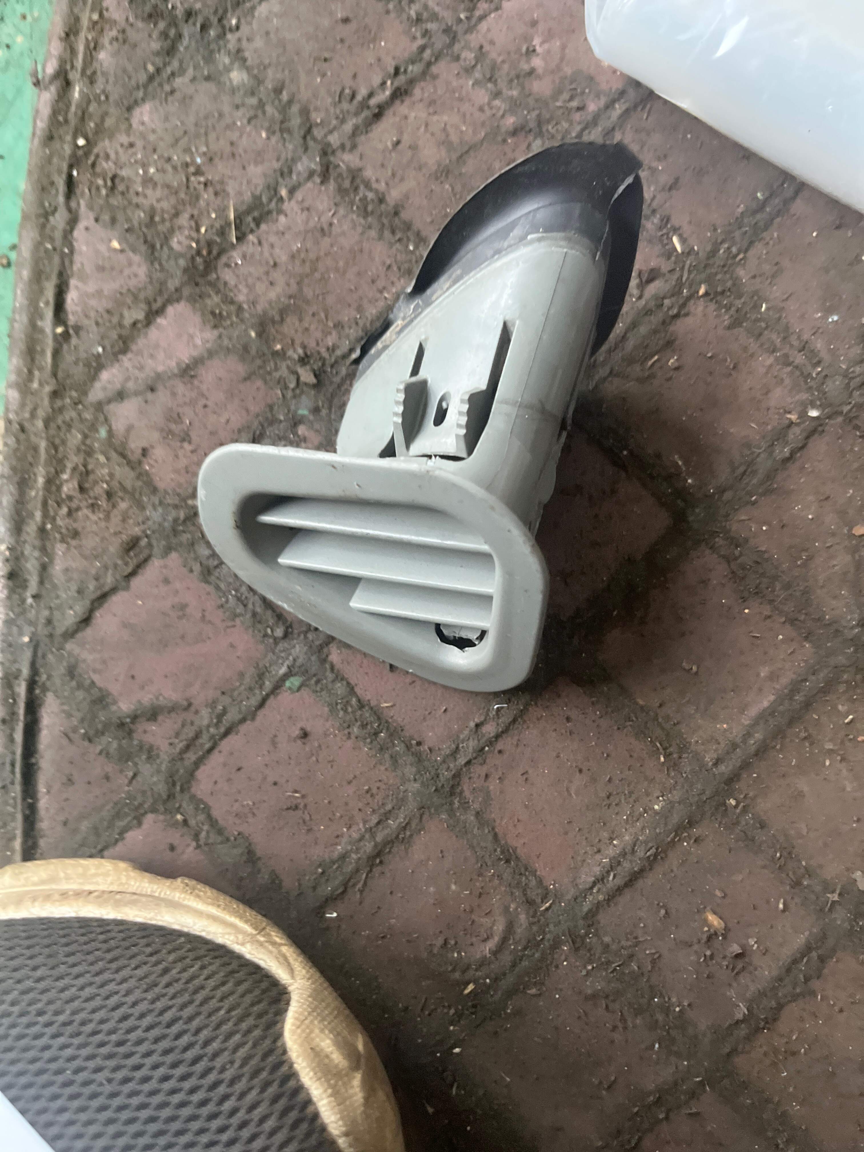 A16483013547379 仪表台侧除霜格栅（左）