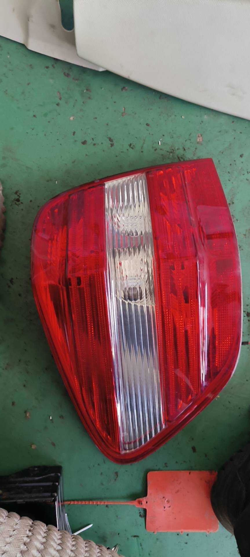 A1648203764 尾灯半总成(左)