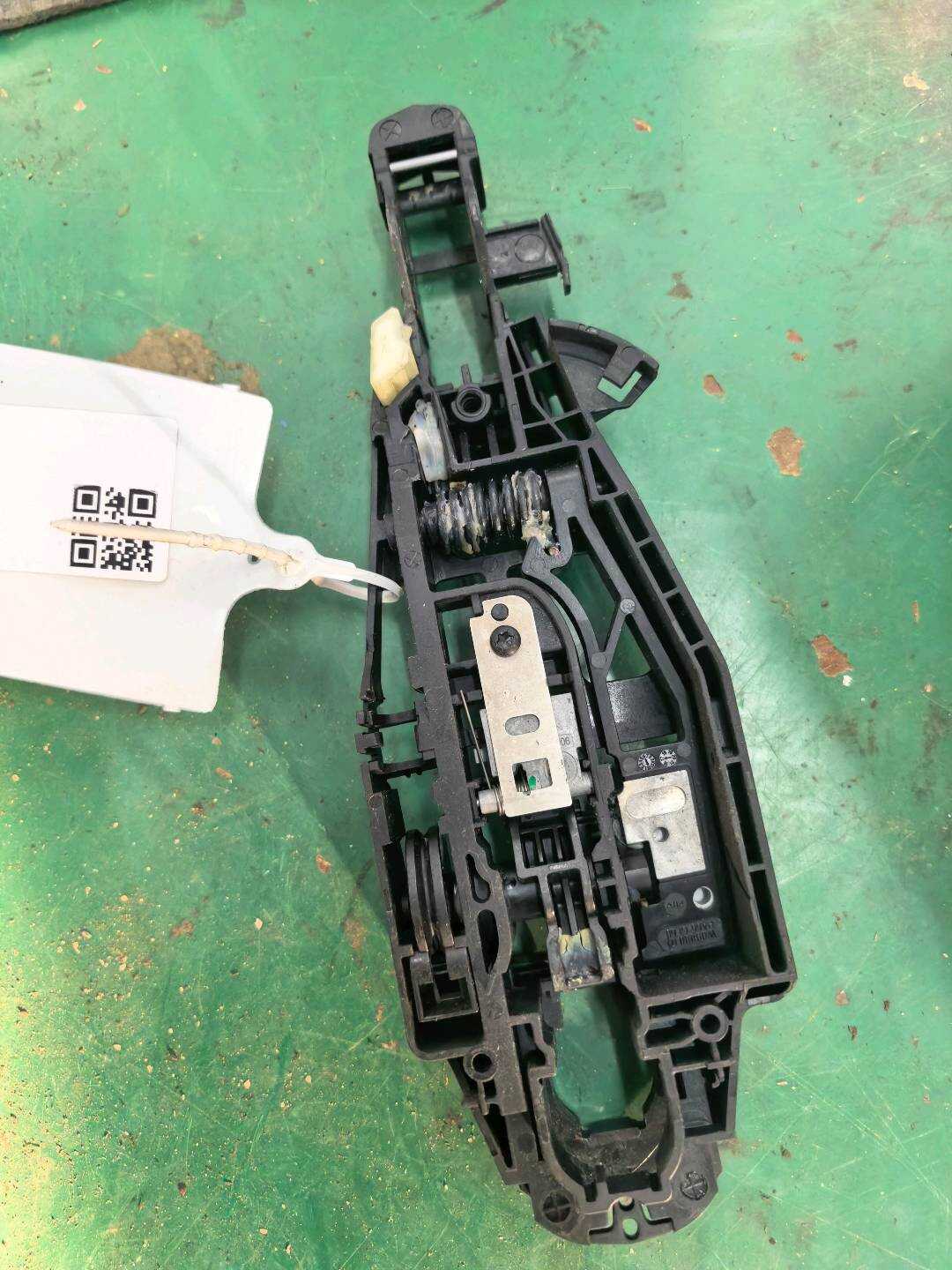YL02139680 后门外拉手固定框(左)