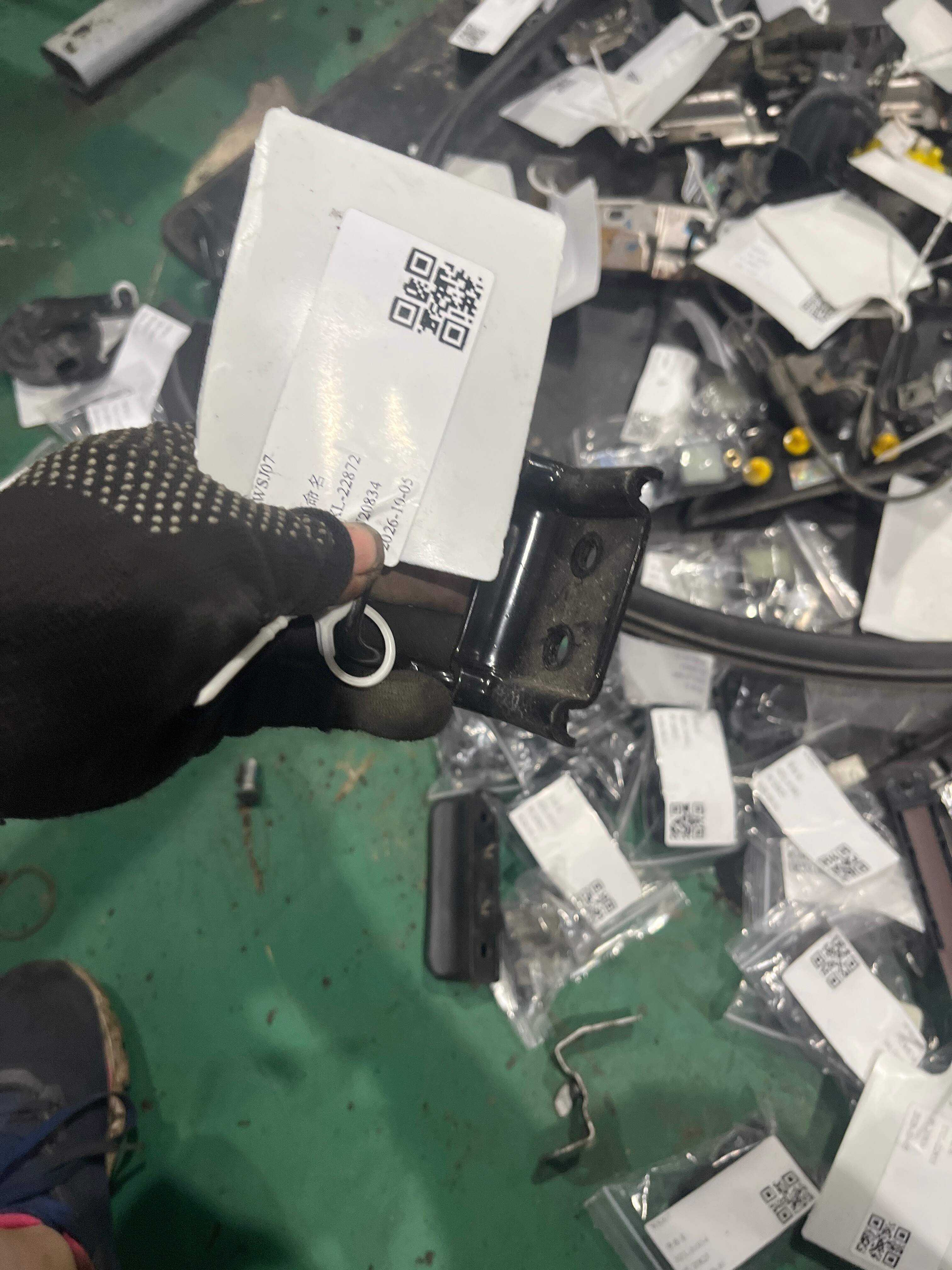 897953S000 Child Lock Lower Bracket