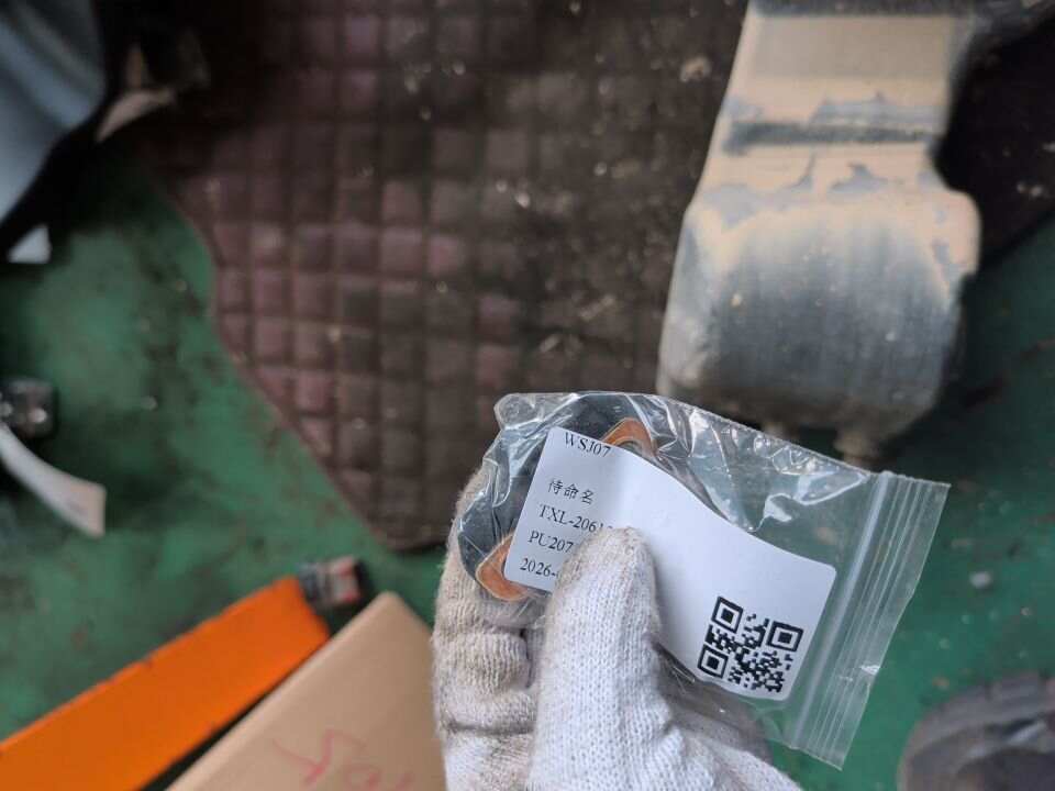 6894676010 尾盖撑杆支架(左)