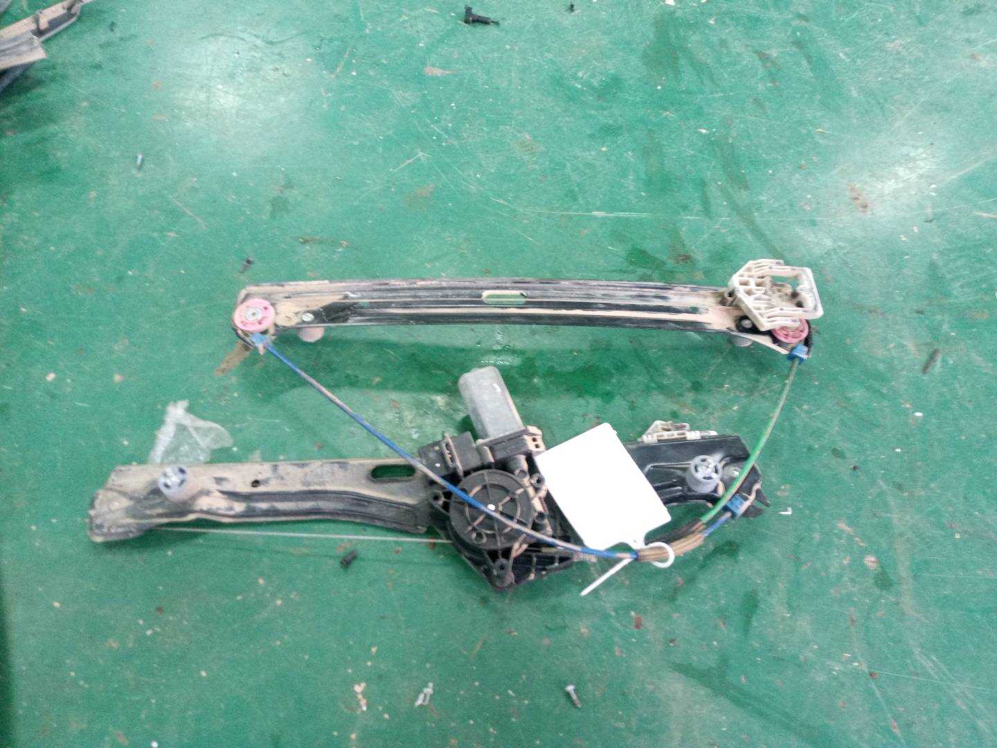 51337434790 前门玻璃升降支架(右)