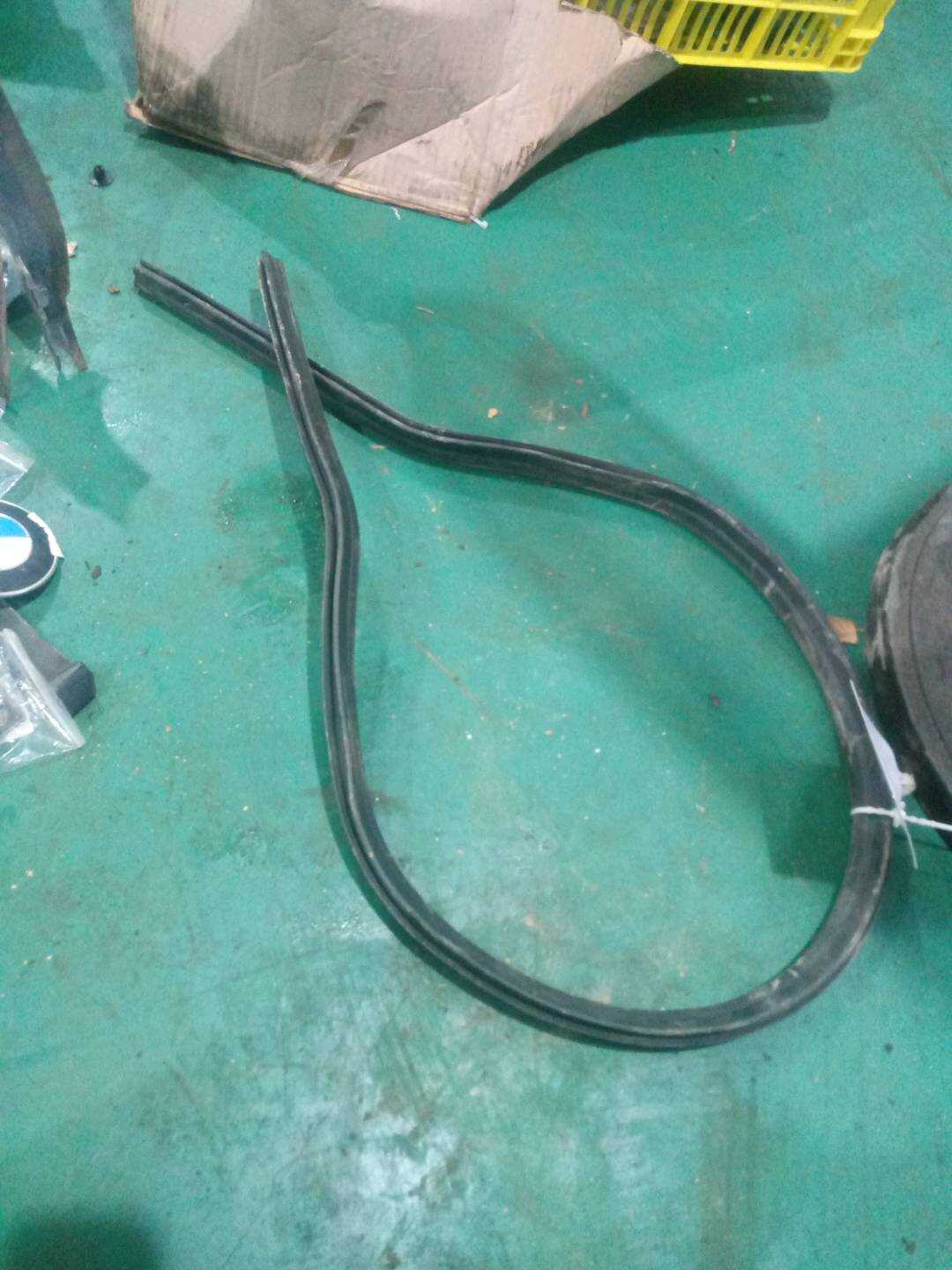 51767294489 前机盖胶条(后)