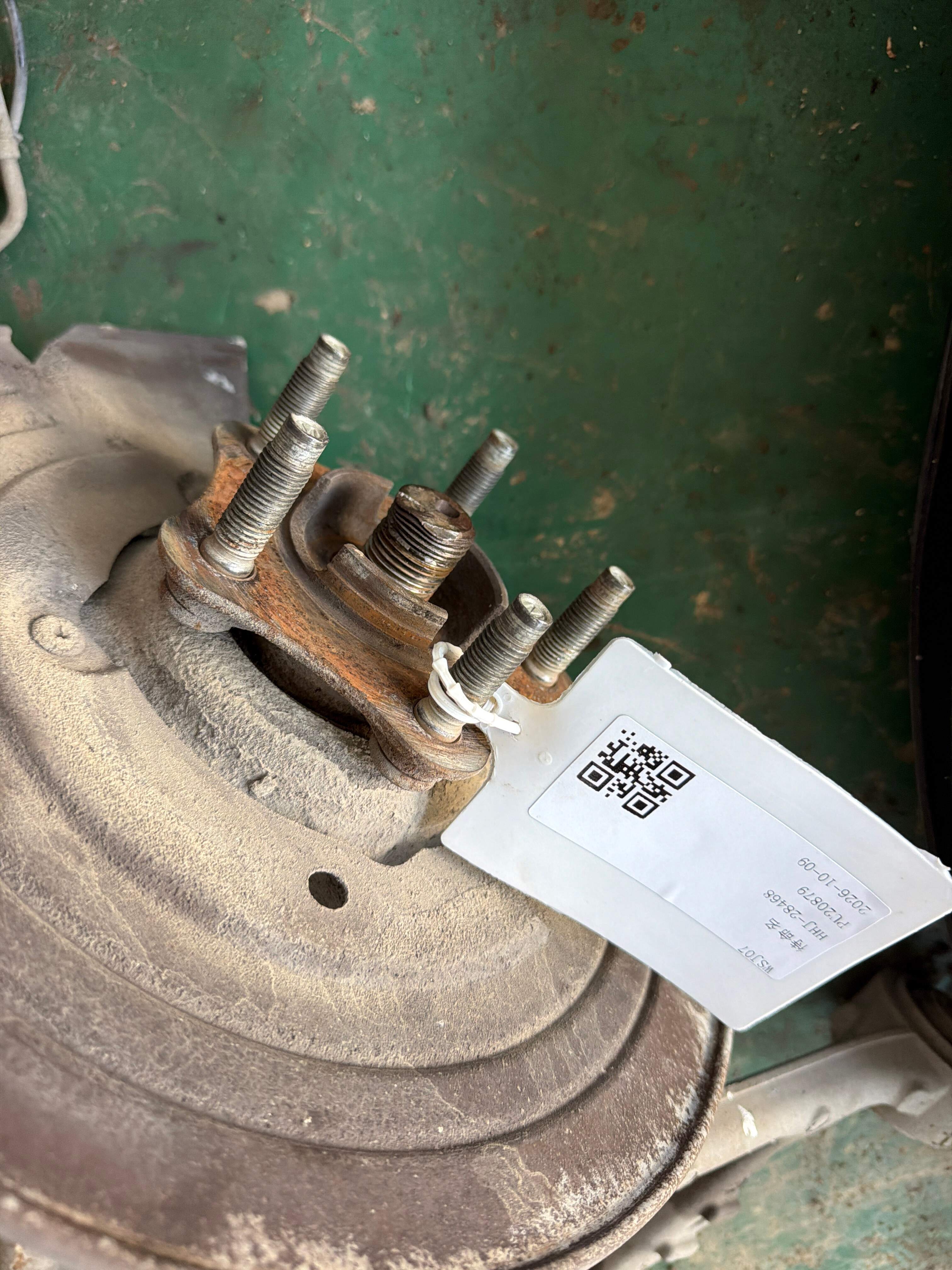 C2Z2200 Rear Wheel Hub, Left