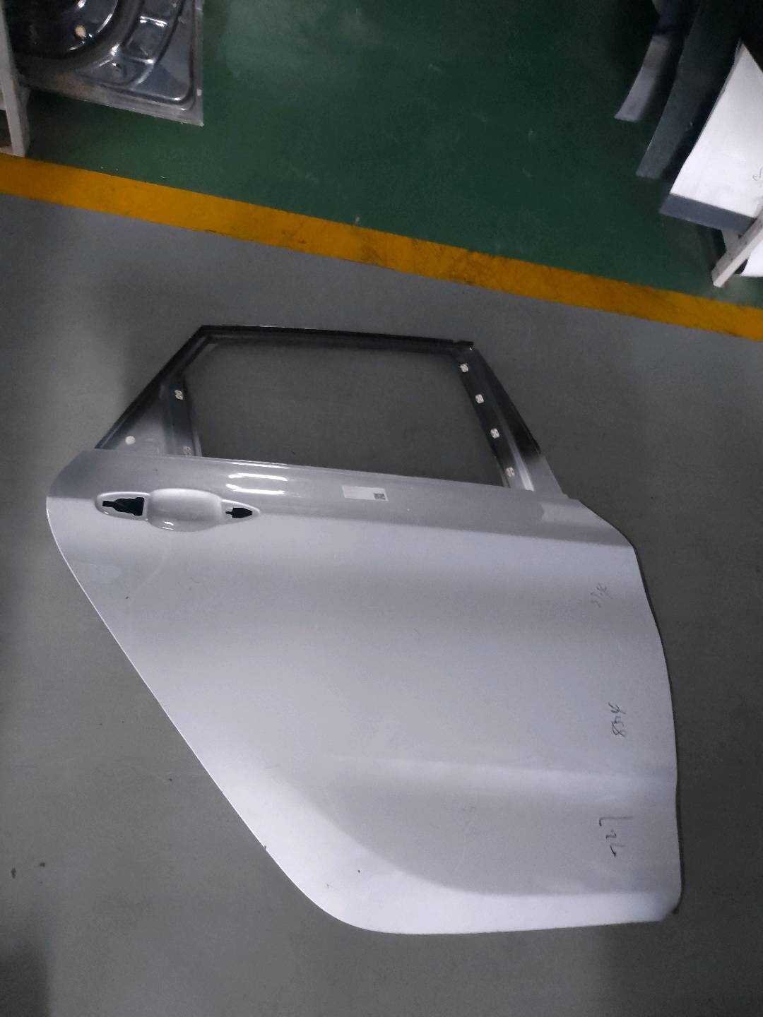 41009631840 后门壳(右)