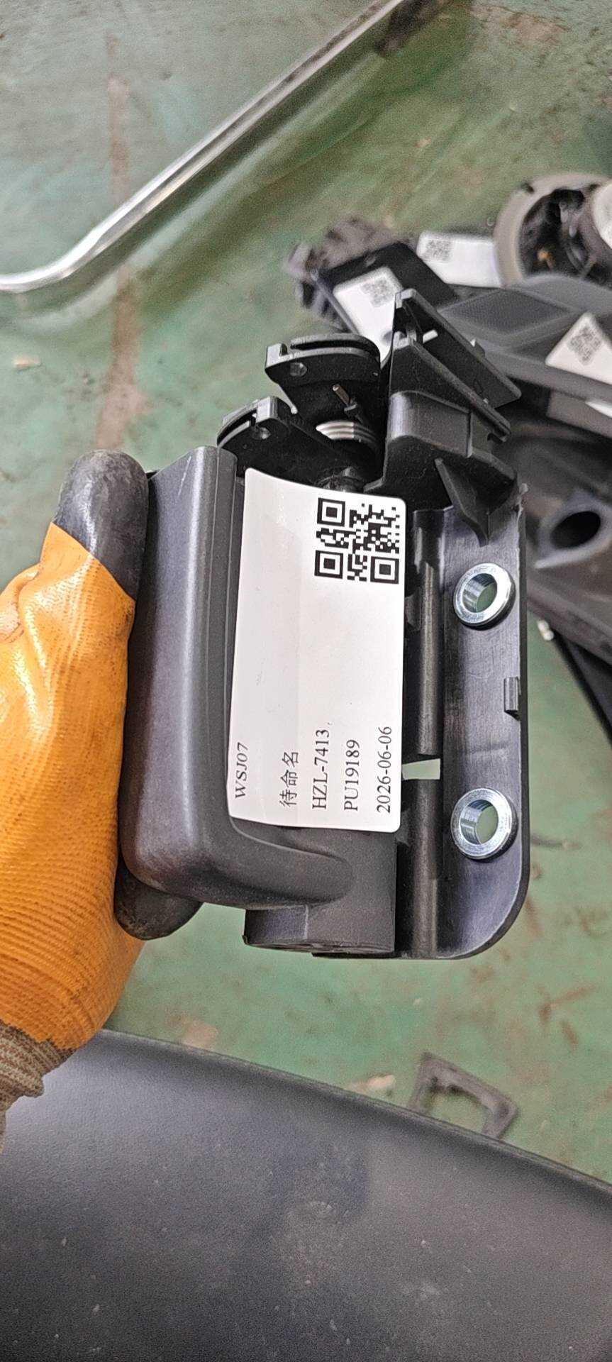 7N0843641L Interior Control Mechanism, Left