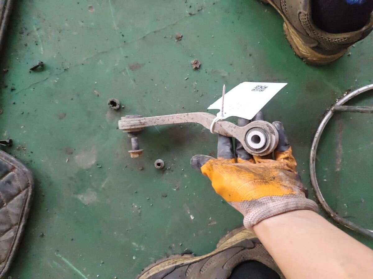 7L8505465B 后平衡杆球头(左)