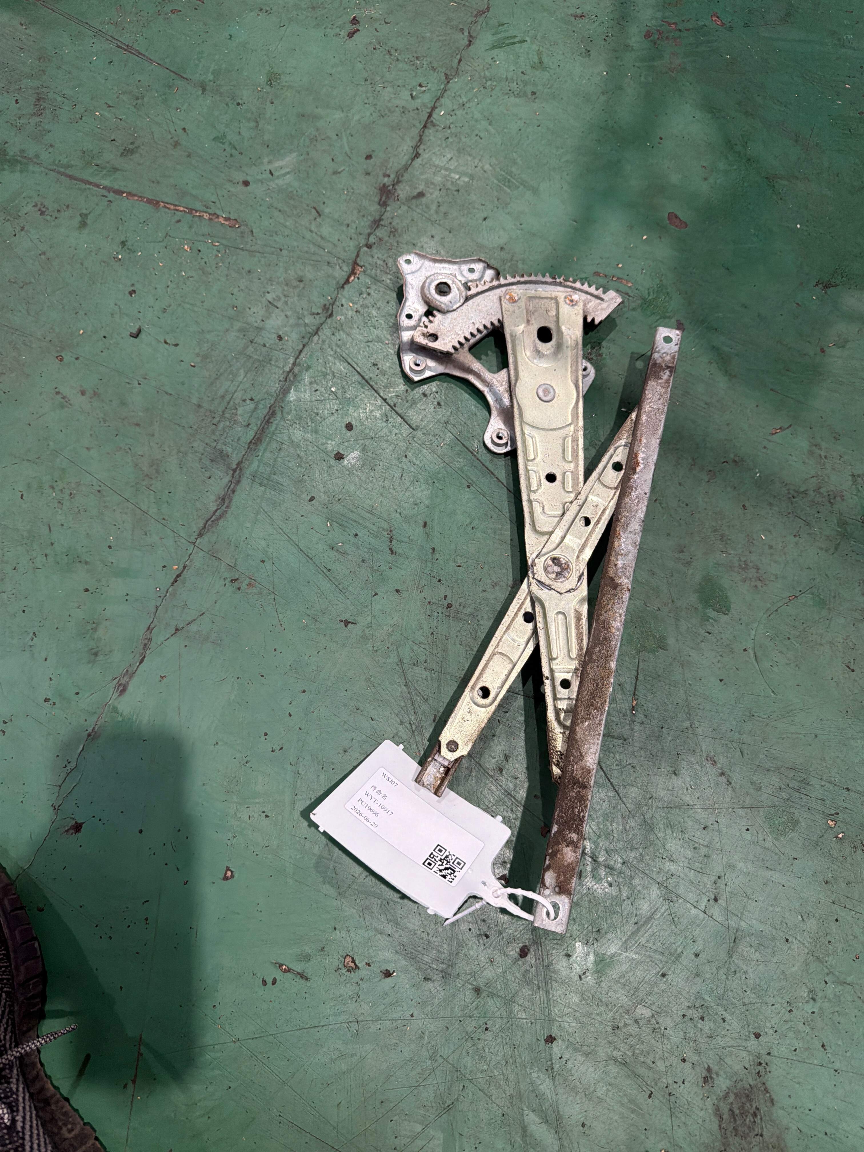 82720EG000 后门玻璃升降支架(右)