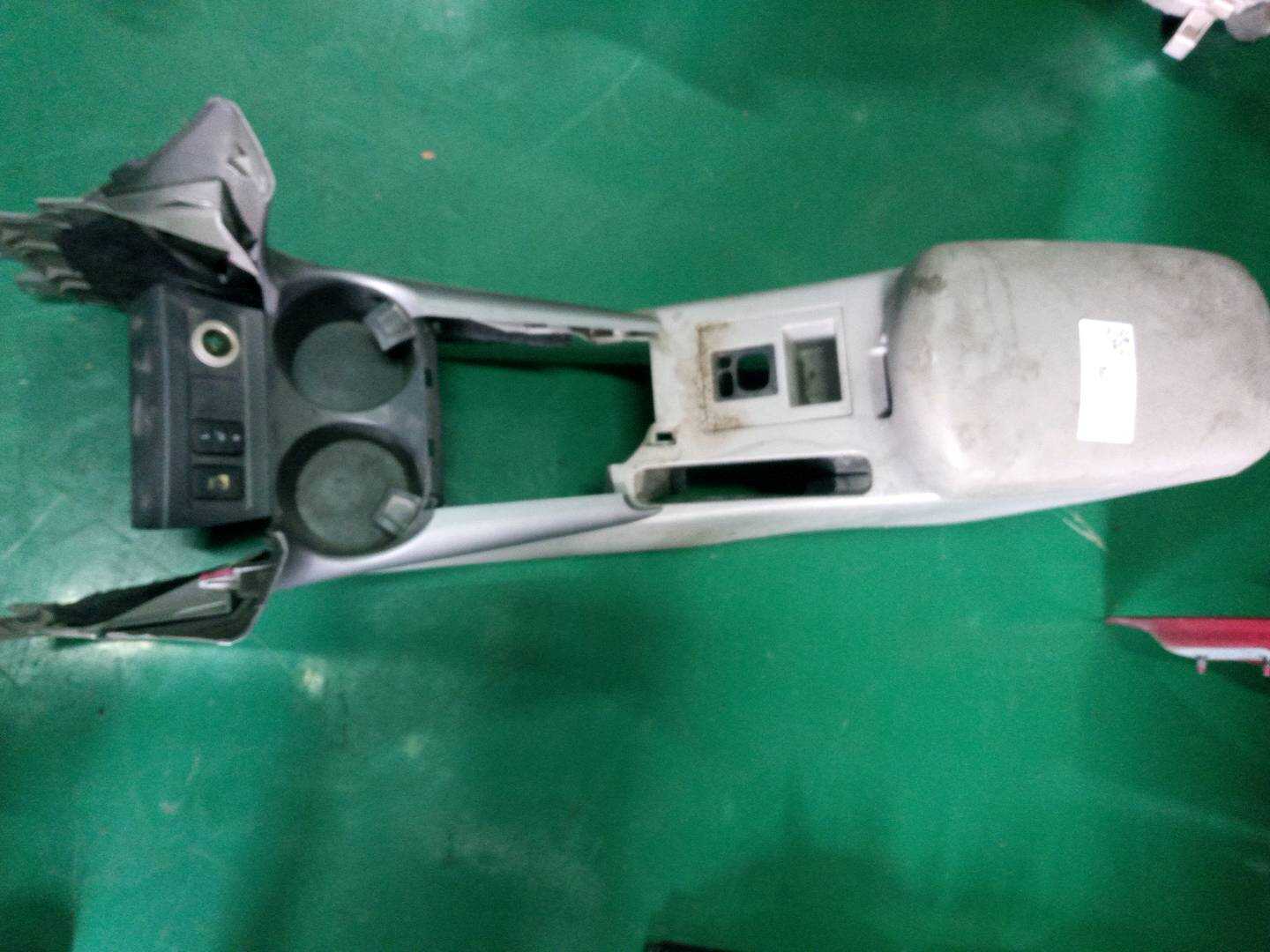 5890542020B4 中央扶手箱