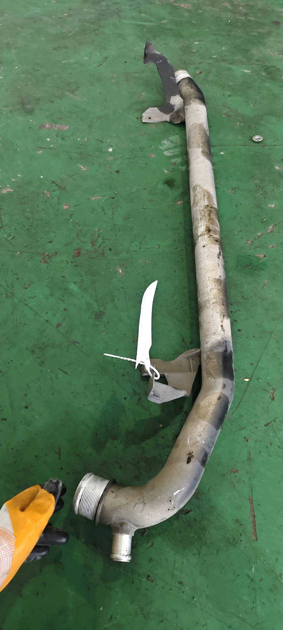 4F0145731S 增压中冷器进气管