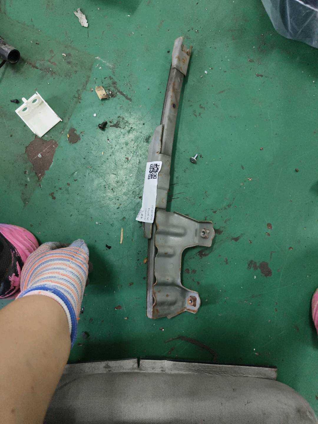 6740133040 Front Door Window Guide Rail, Front Right