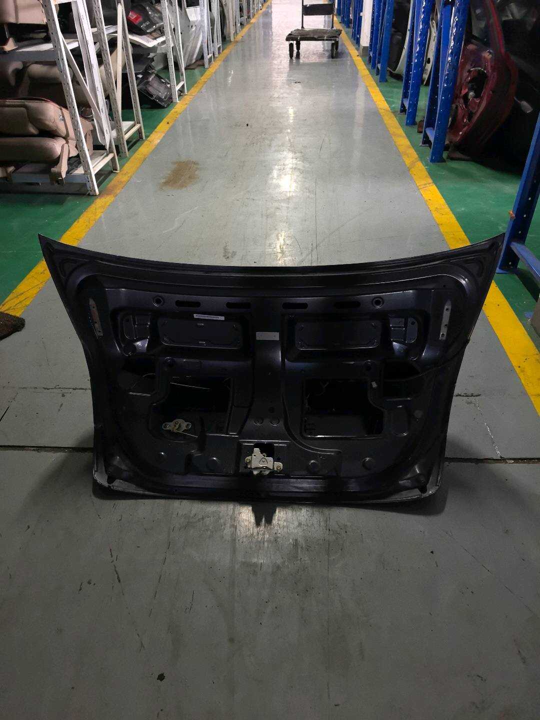 5604050EMM3 Trunk Lid Assembly