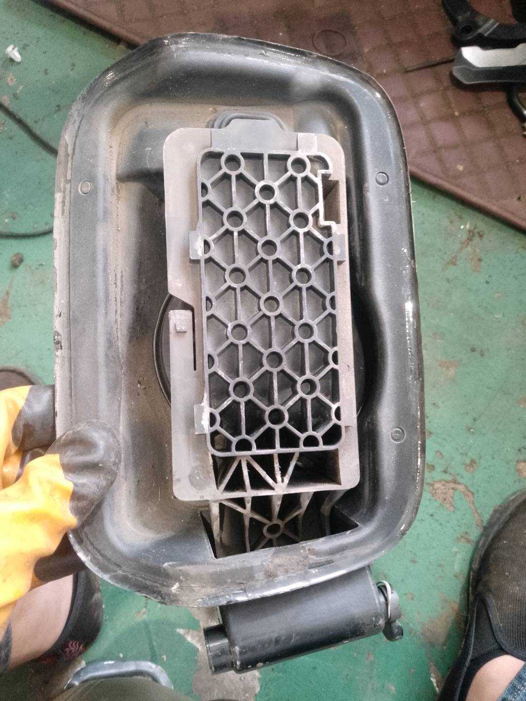 51177198171 燃油箱加注底座