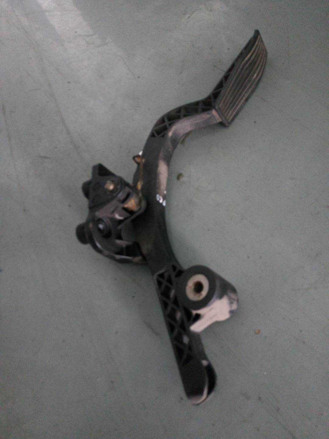 327002F110 Accelerator Pedal
