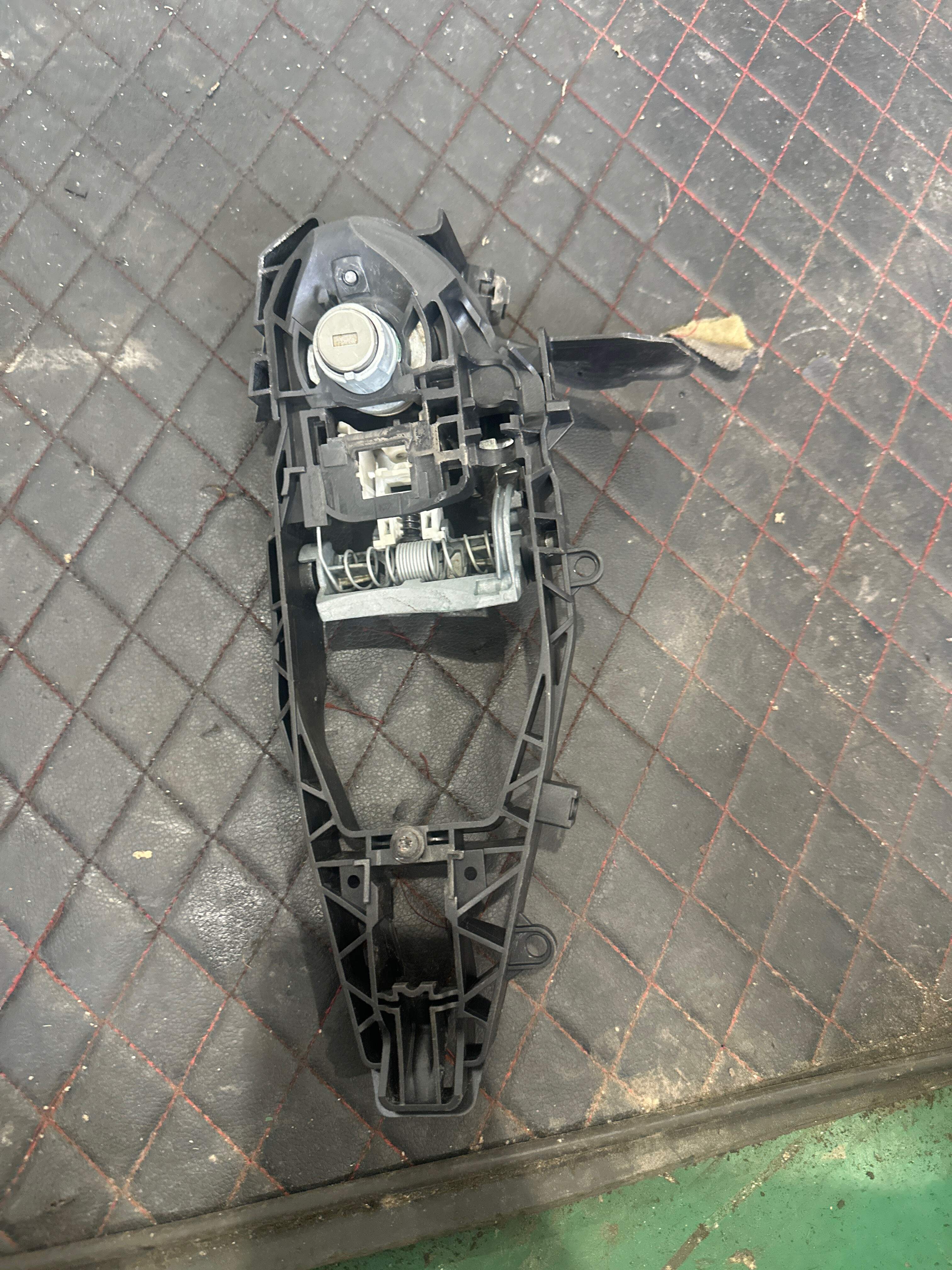 51217401205 前门外拉手固定框(左)