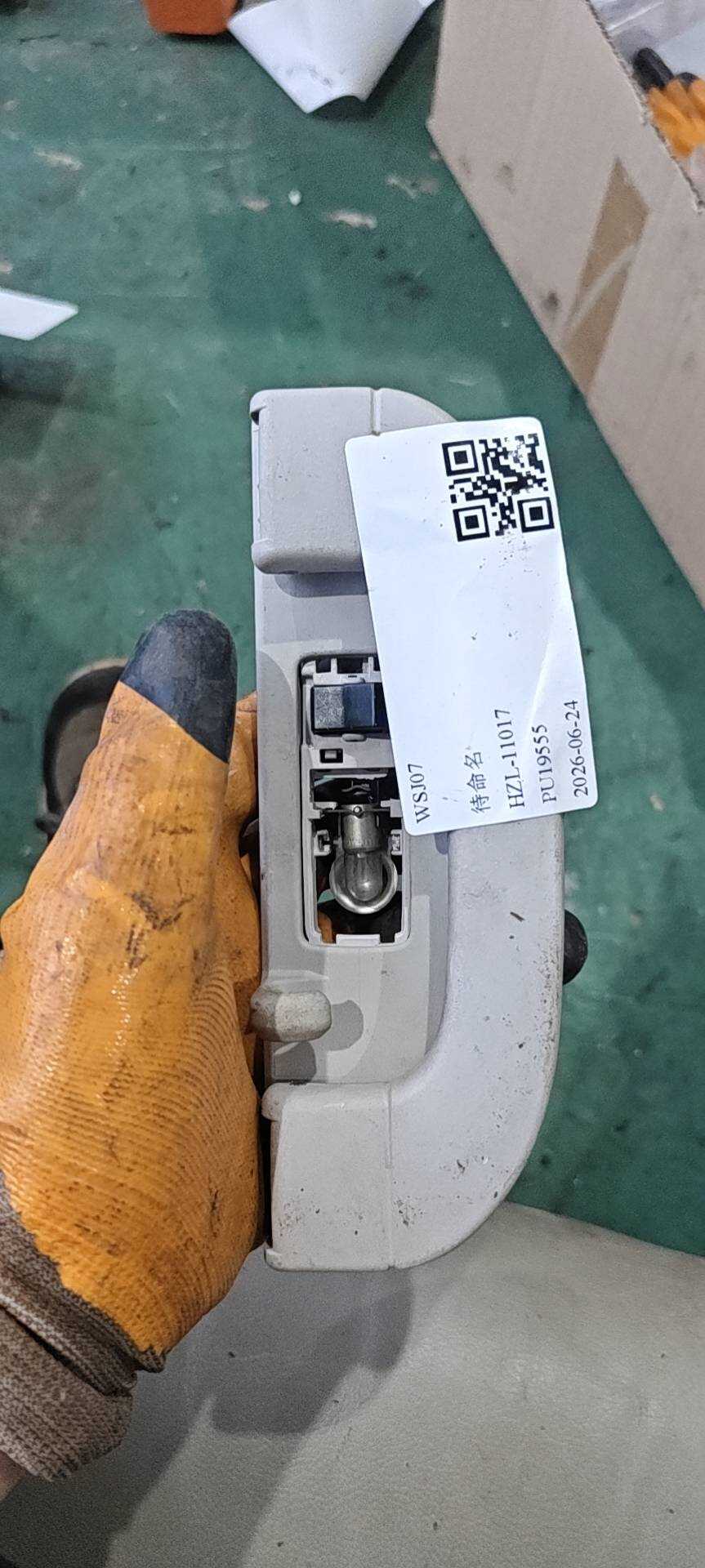A16981011547H52 车顶扶手(左后)