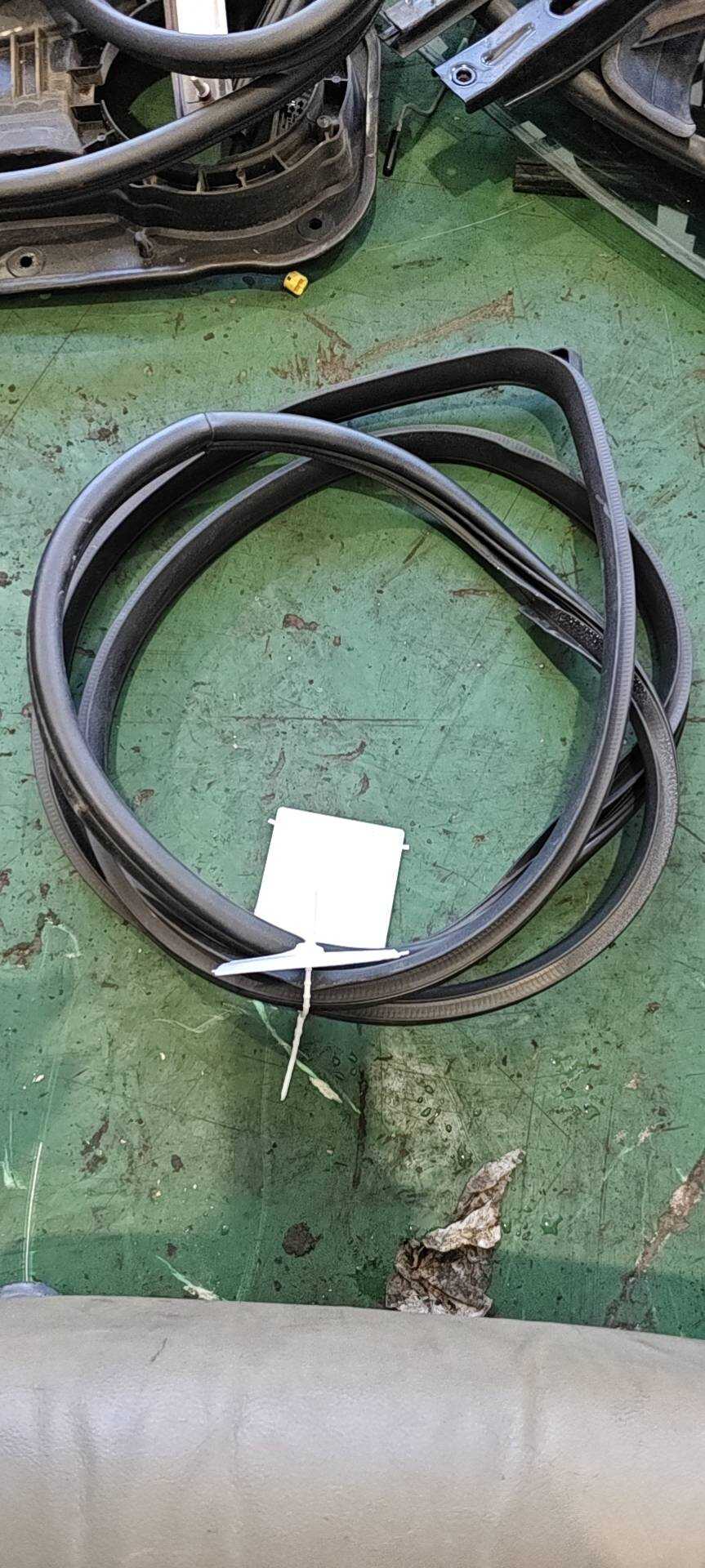 82110B3000 前门车身密封胶条(左)
