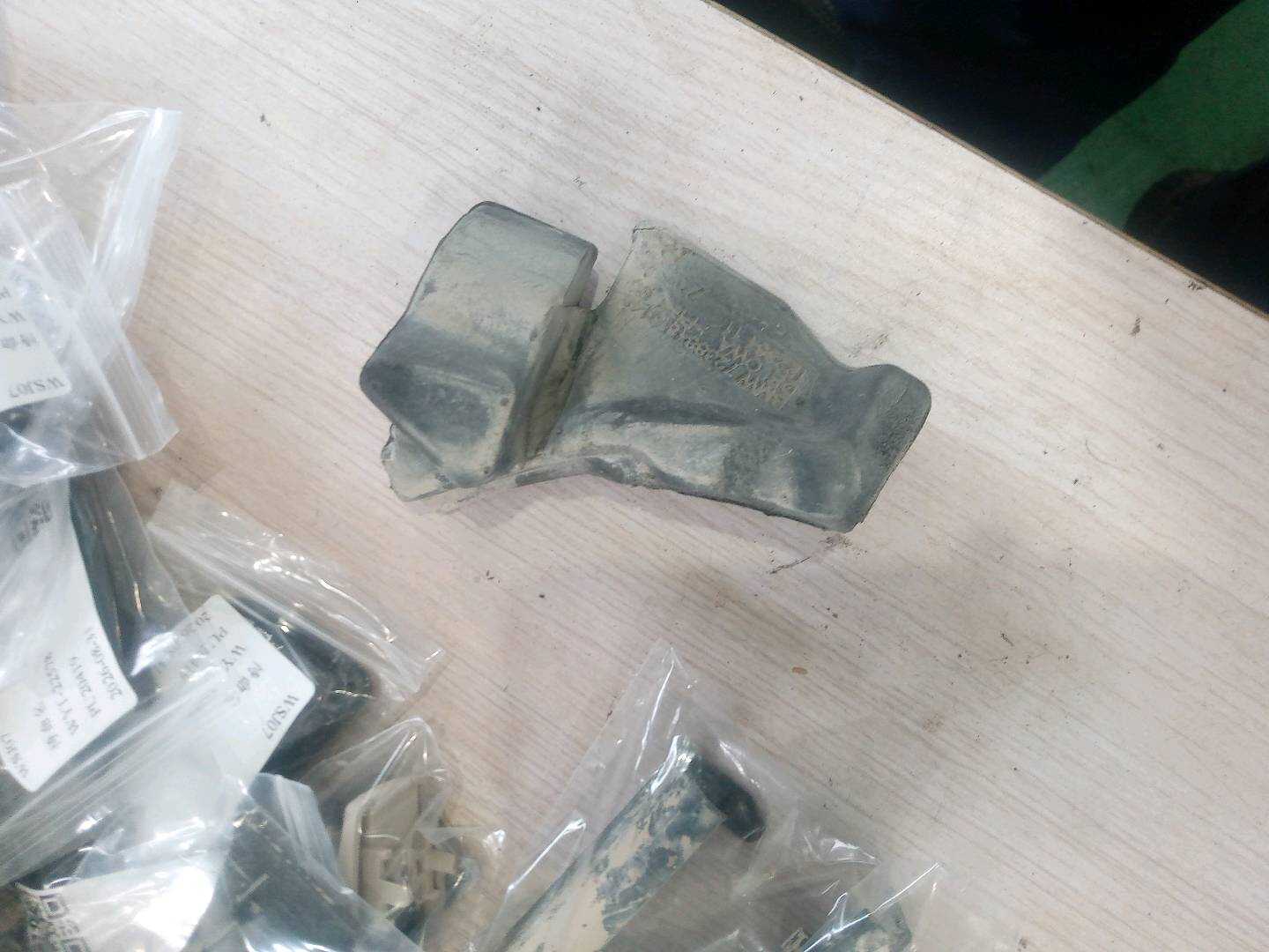 51487238848 风窗框板隔音装置(右)
