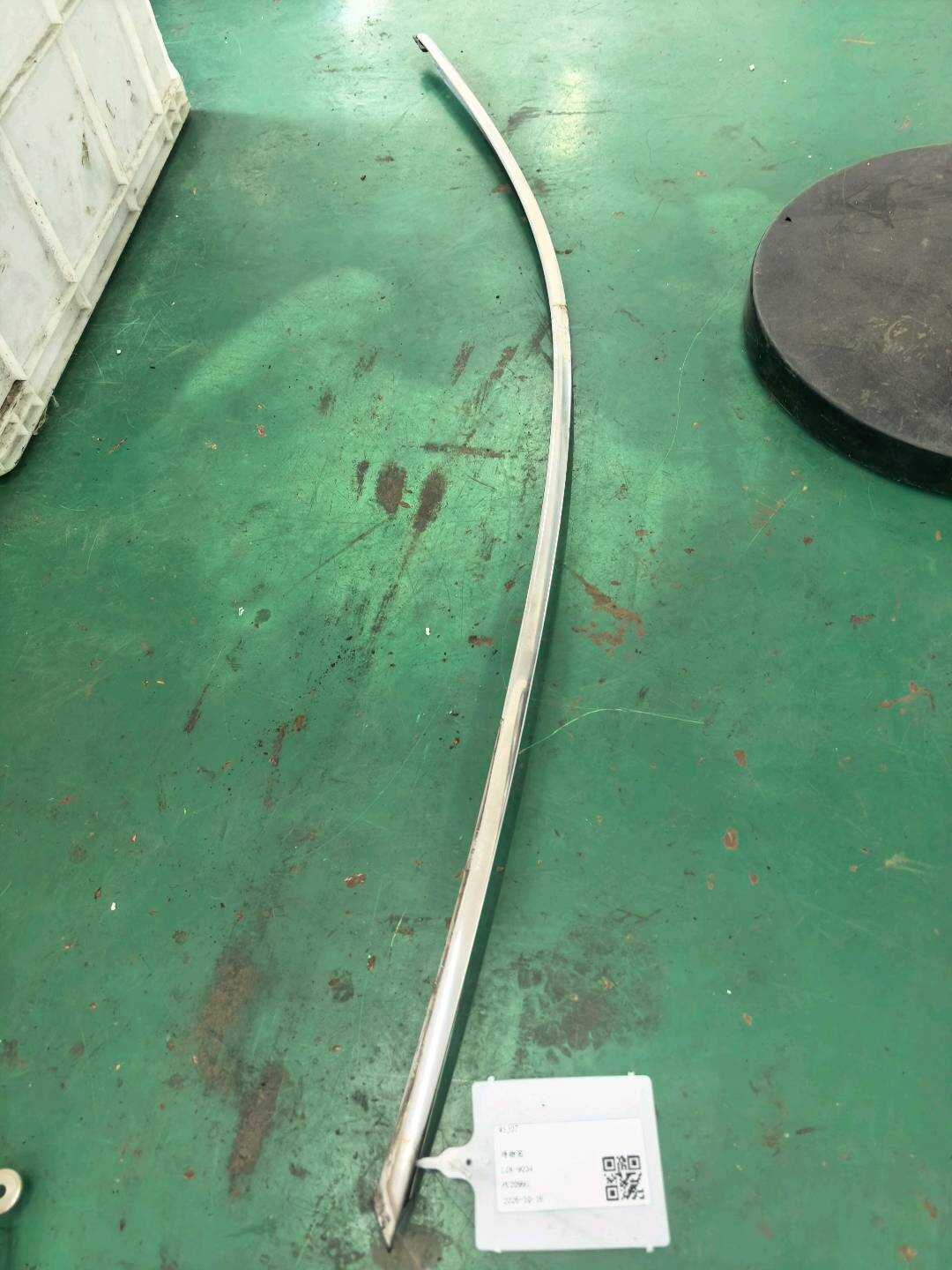7575306070 Front Door Window Outer Molding (Upper Right)