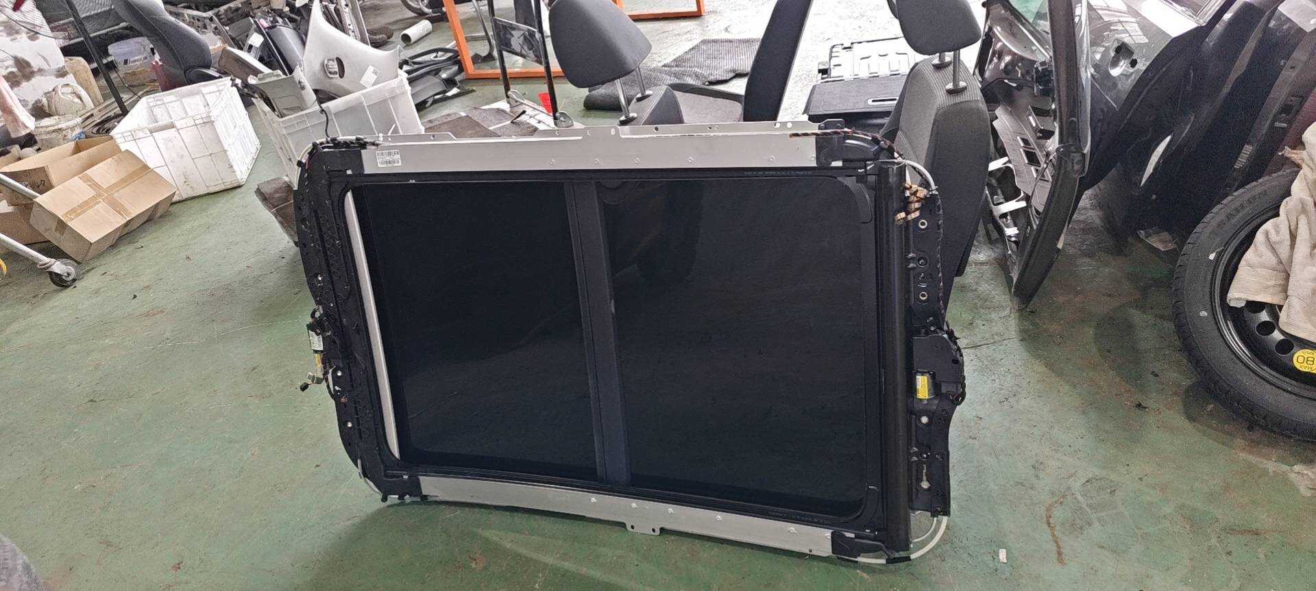 7N0877049A Sunroof Assembly