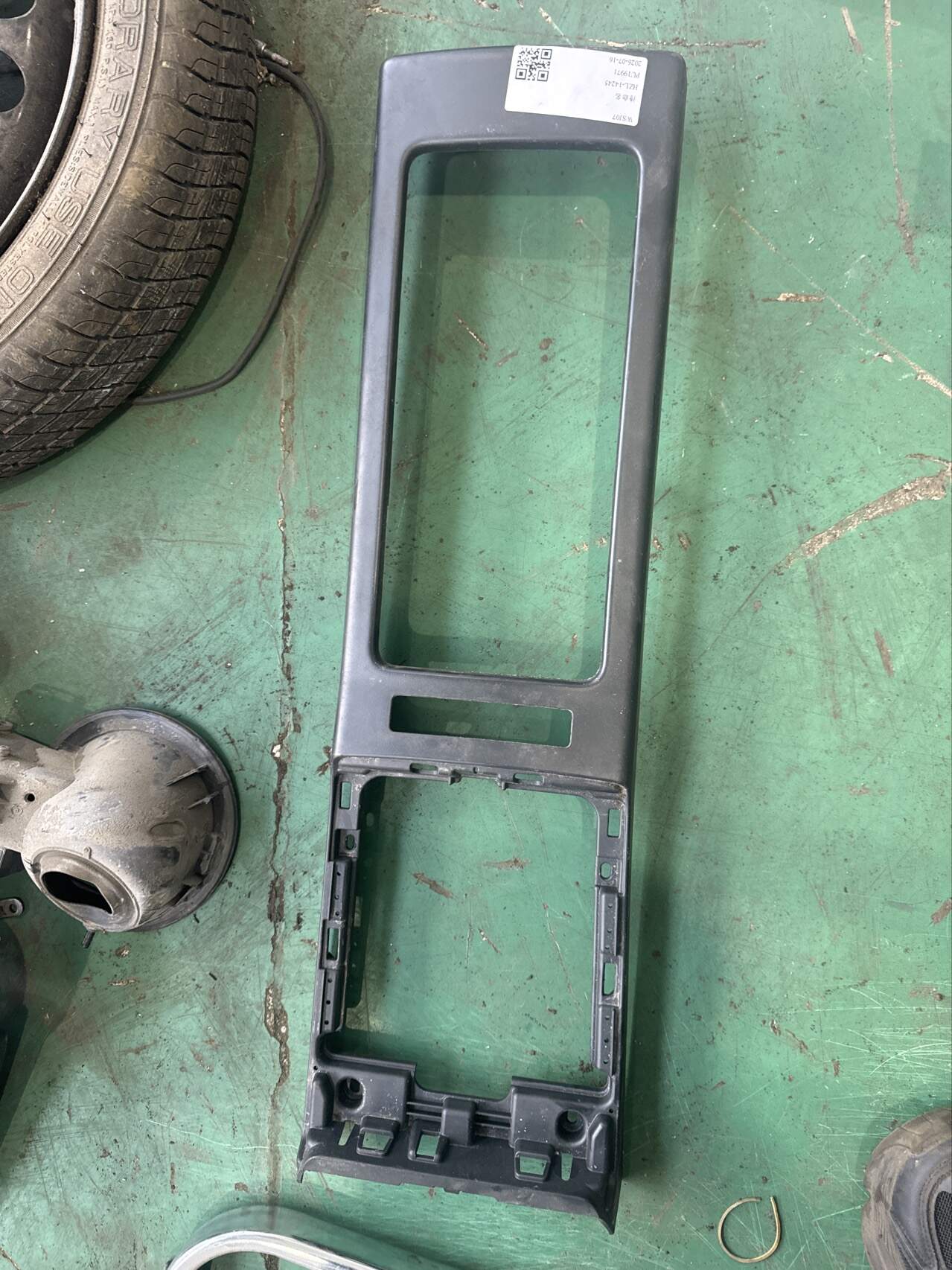 LR039949 Center Console Trim Panel, Center