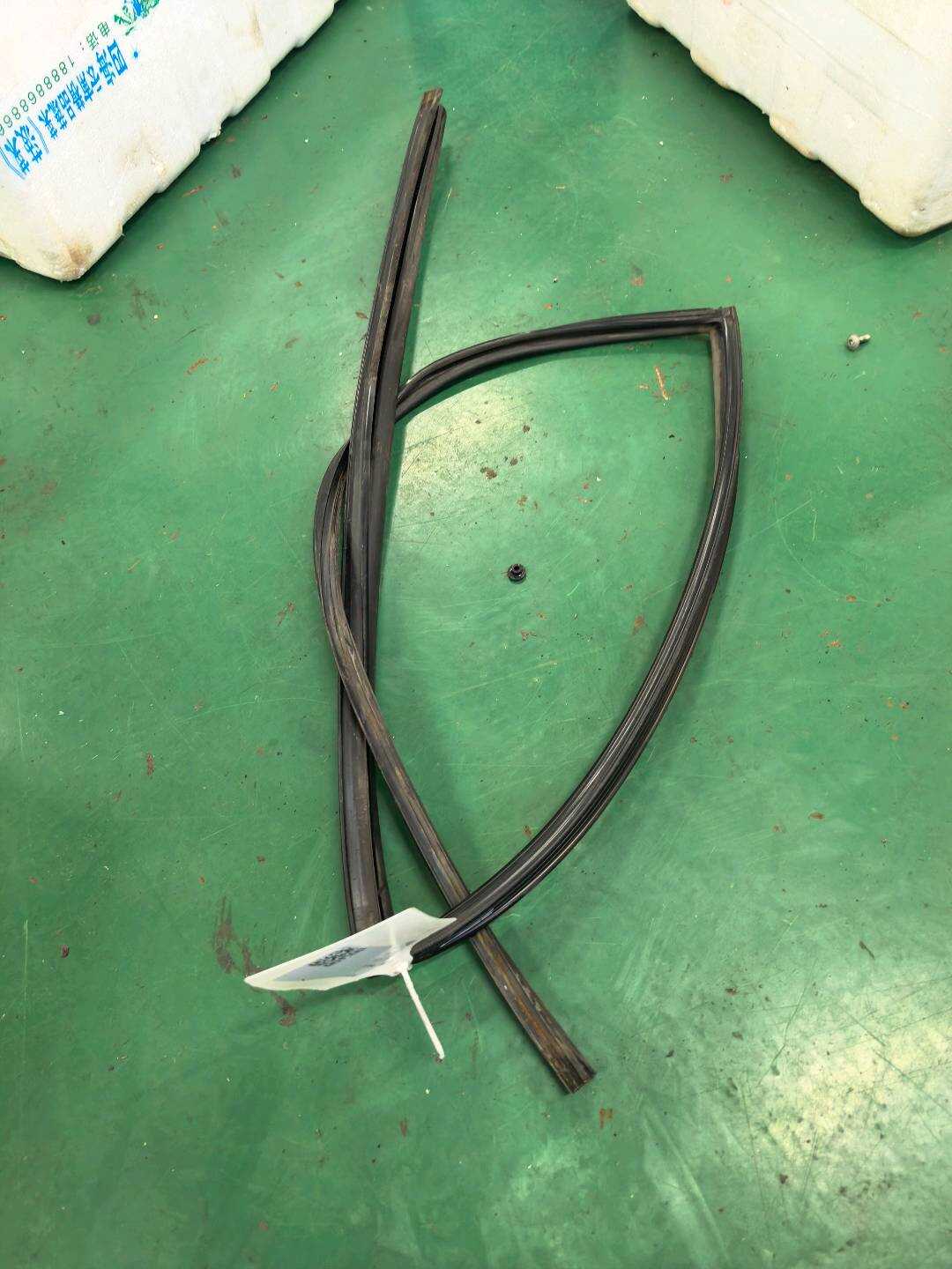 82330ED900 后门玻璃绒槽(右)