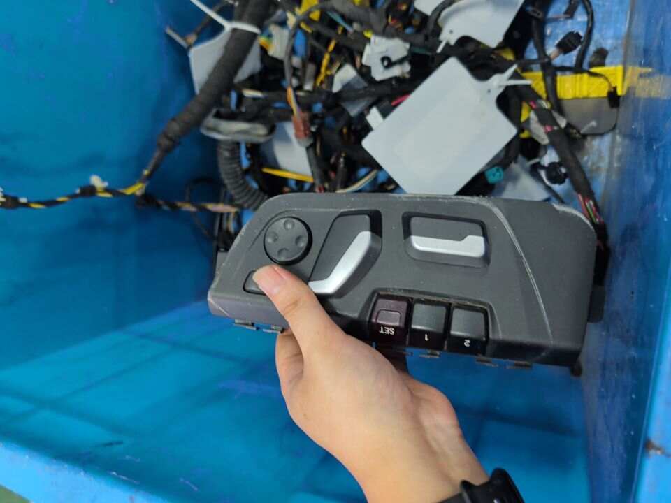 61319382455 驾驶员座椅调节开关