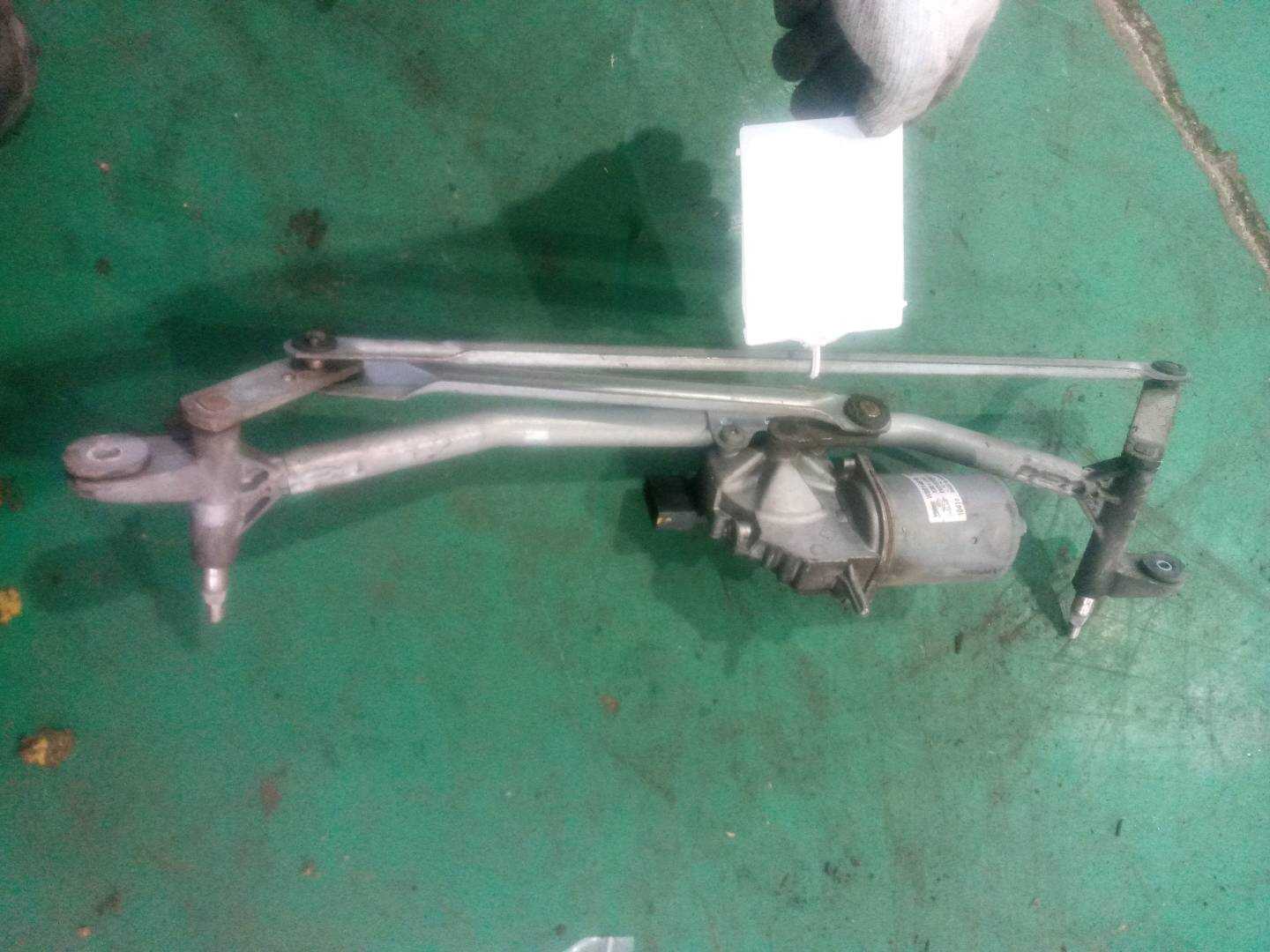 C2D1401 Front Windshield Wiper Assembly