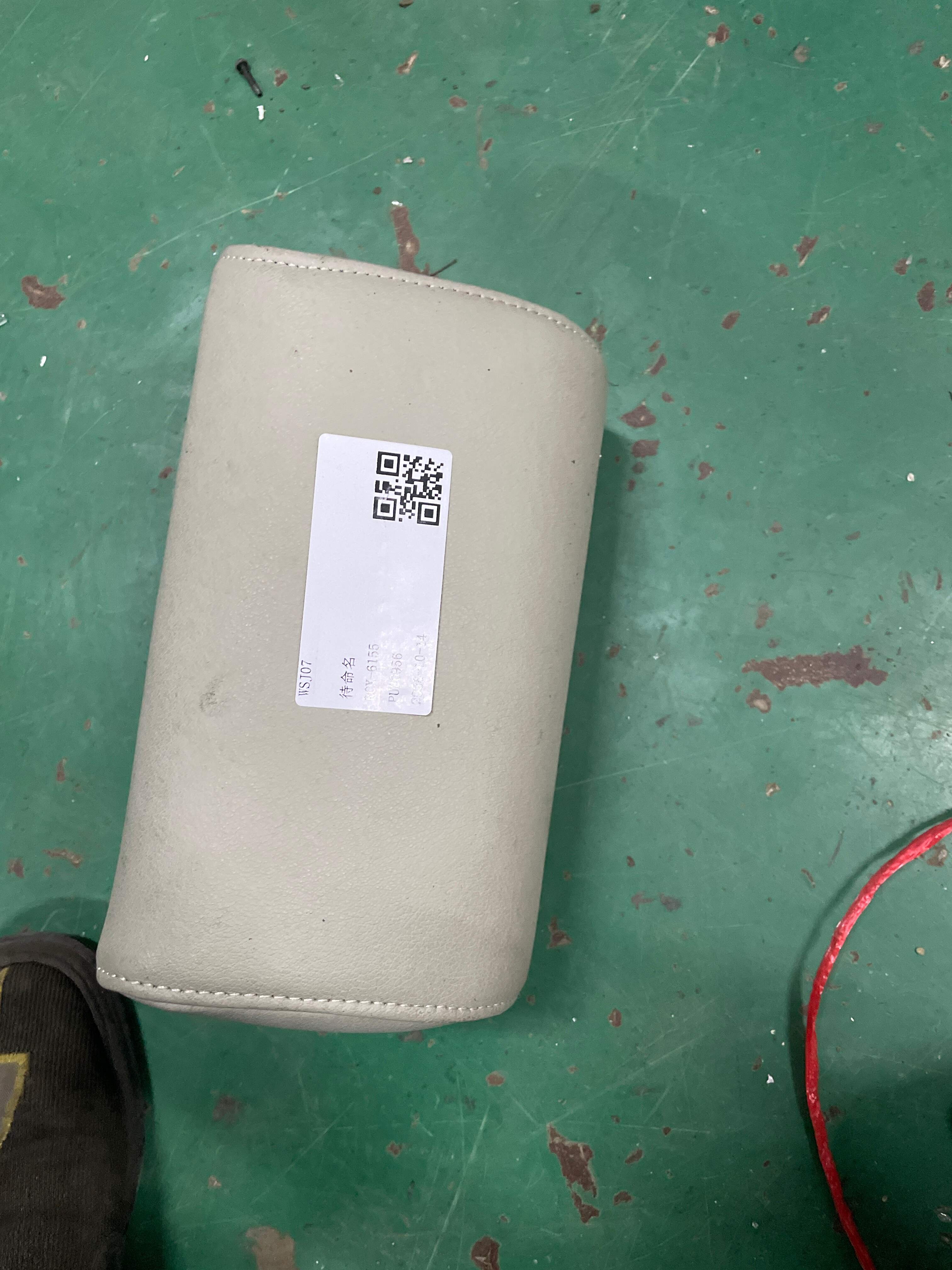 8E0885975AC 后座椅头枕(中)