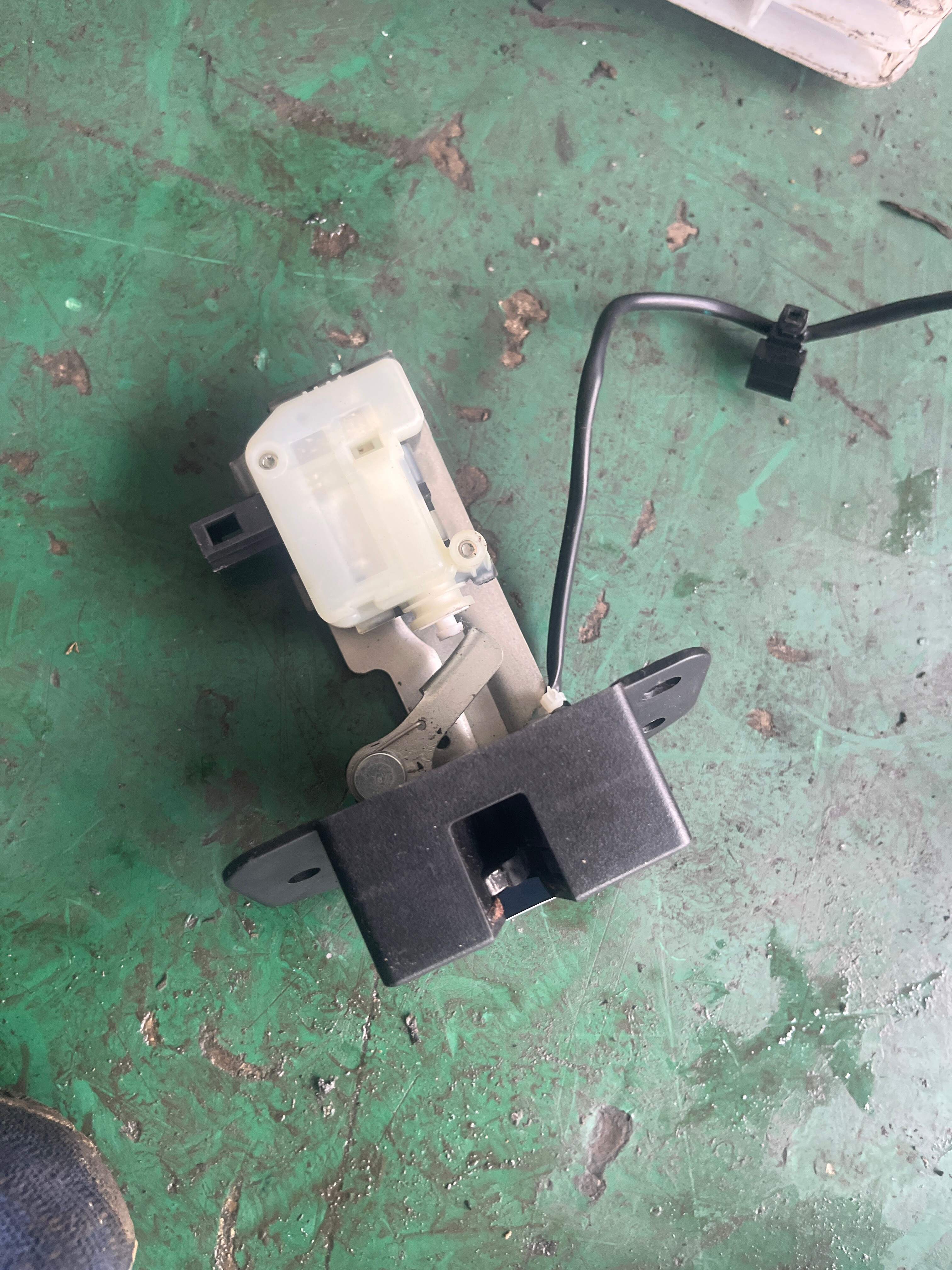 6305100AKZ8PA 后背门主锁总成