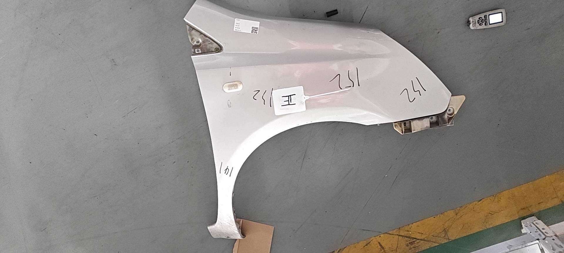 63100CJ030 Front Fender, Right