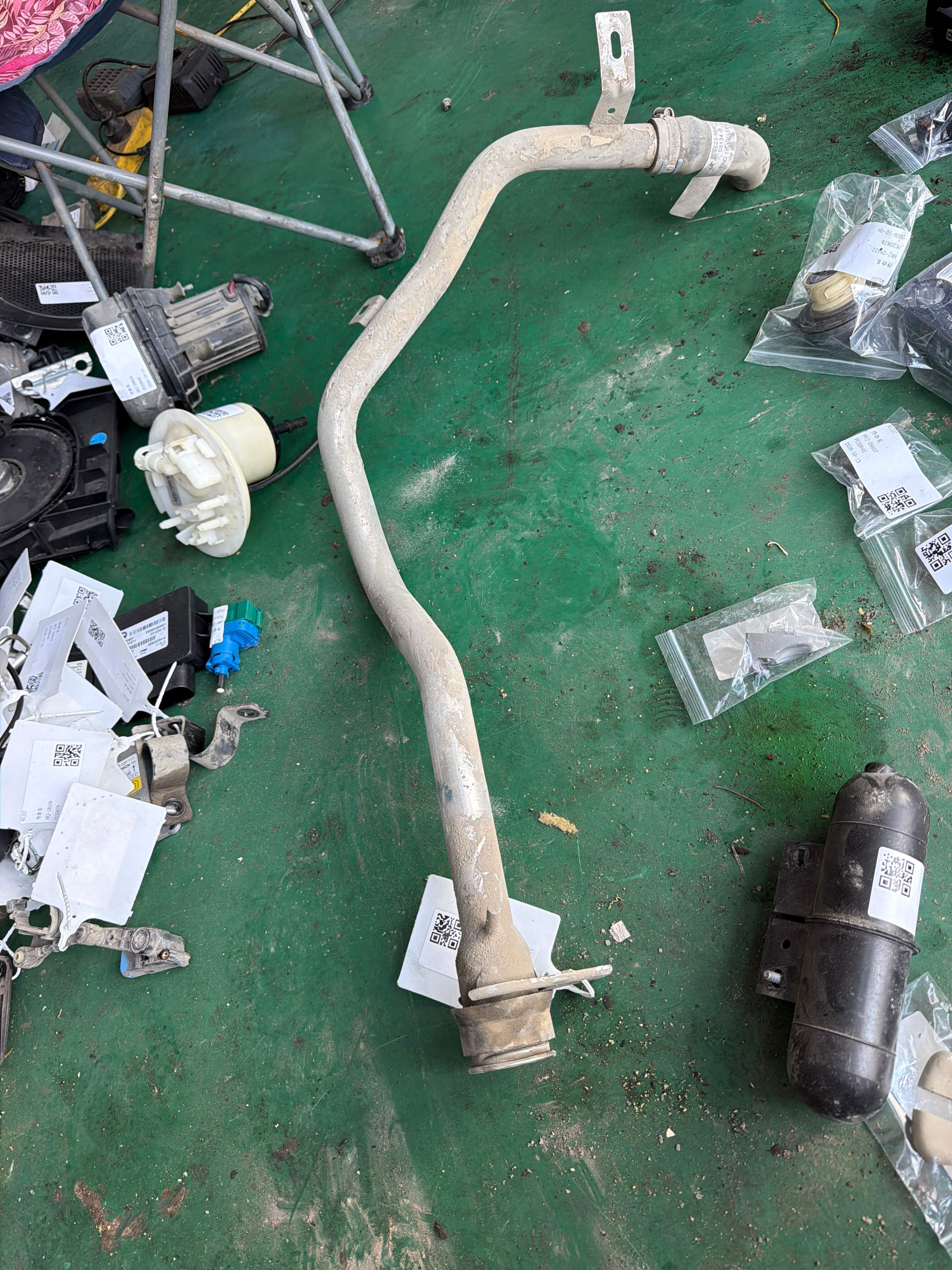 C2Z14706 Fuel Tank Filler Pipe