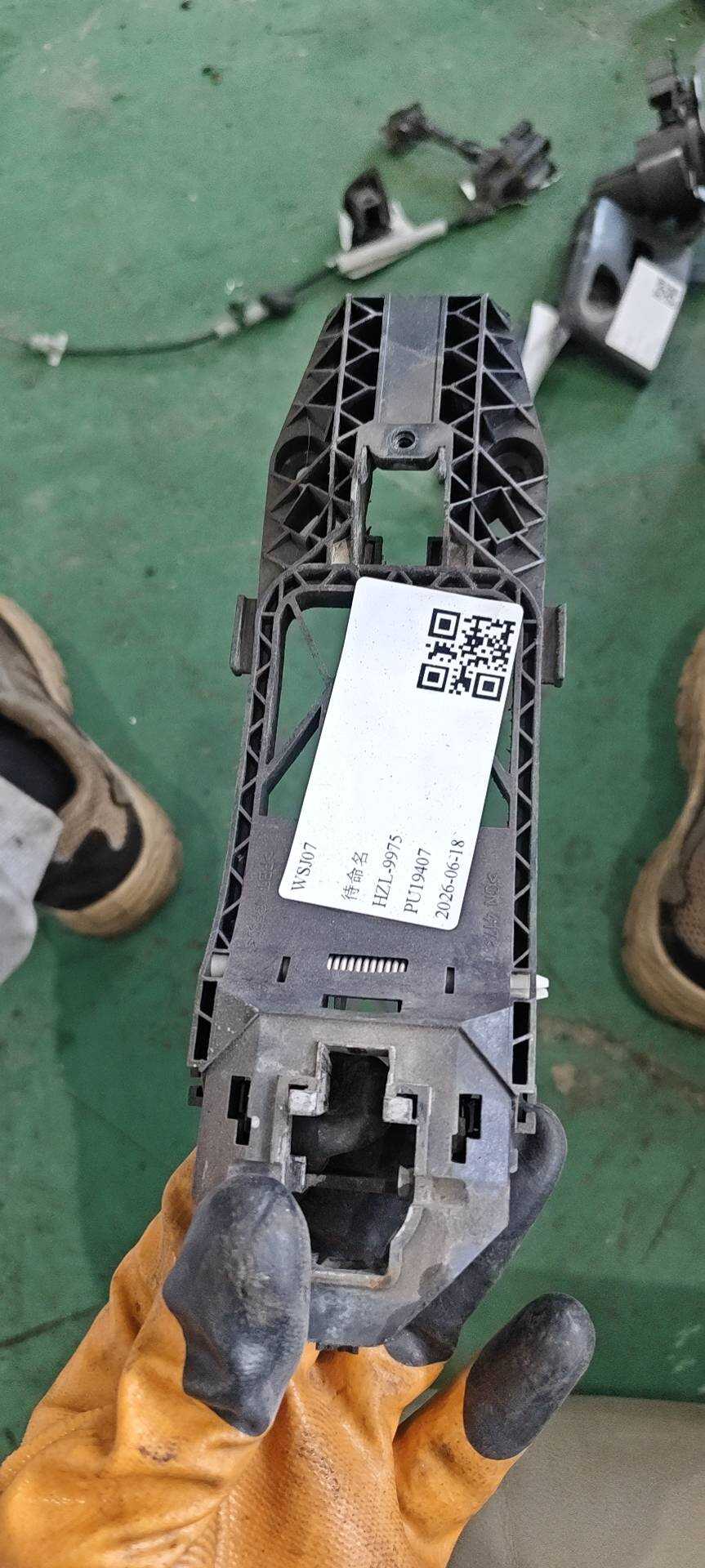 18D839885A 后门外拉手固定框(右)