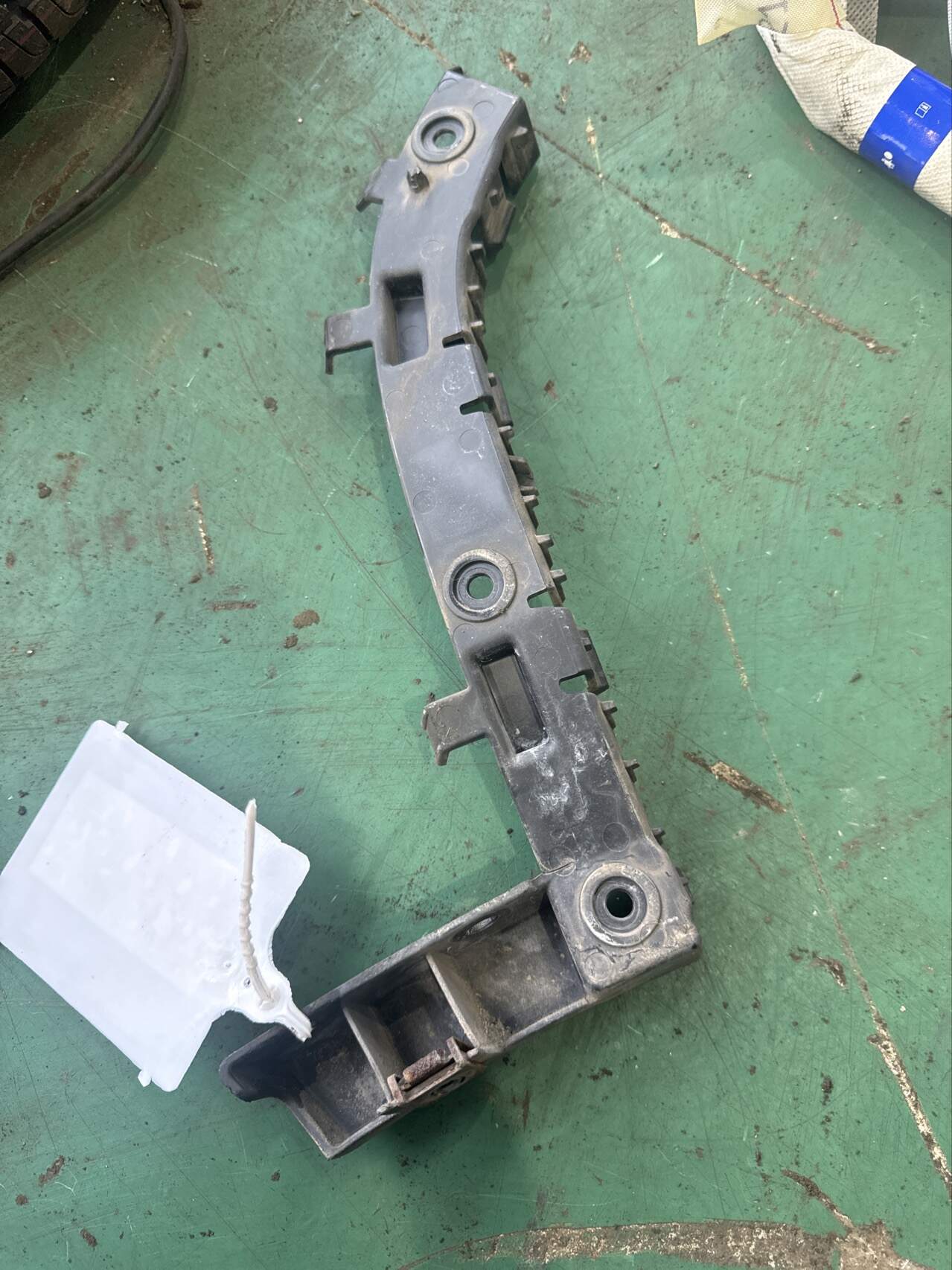 LR002168 Rear Bumper Bracket, Left