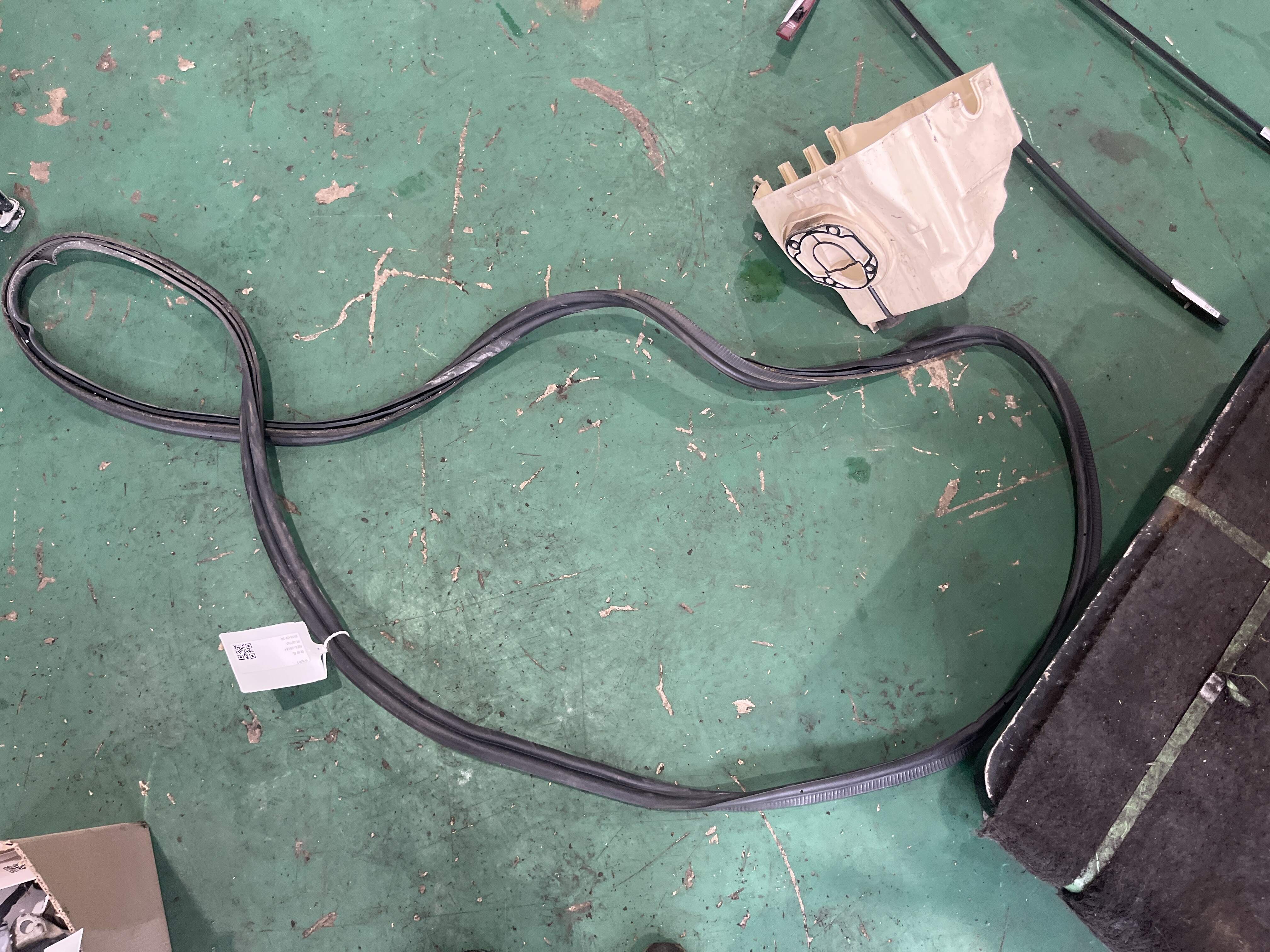 LR027233 Trunk Lid Seal Strip
