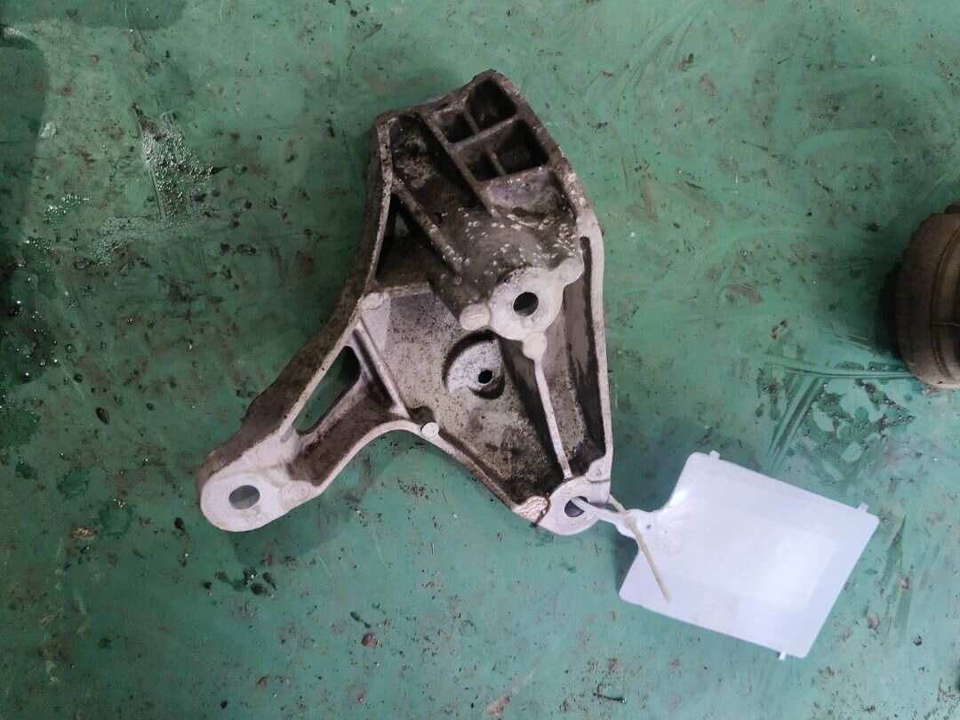 T2H2177 Engine Bracket, Right