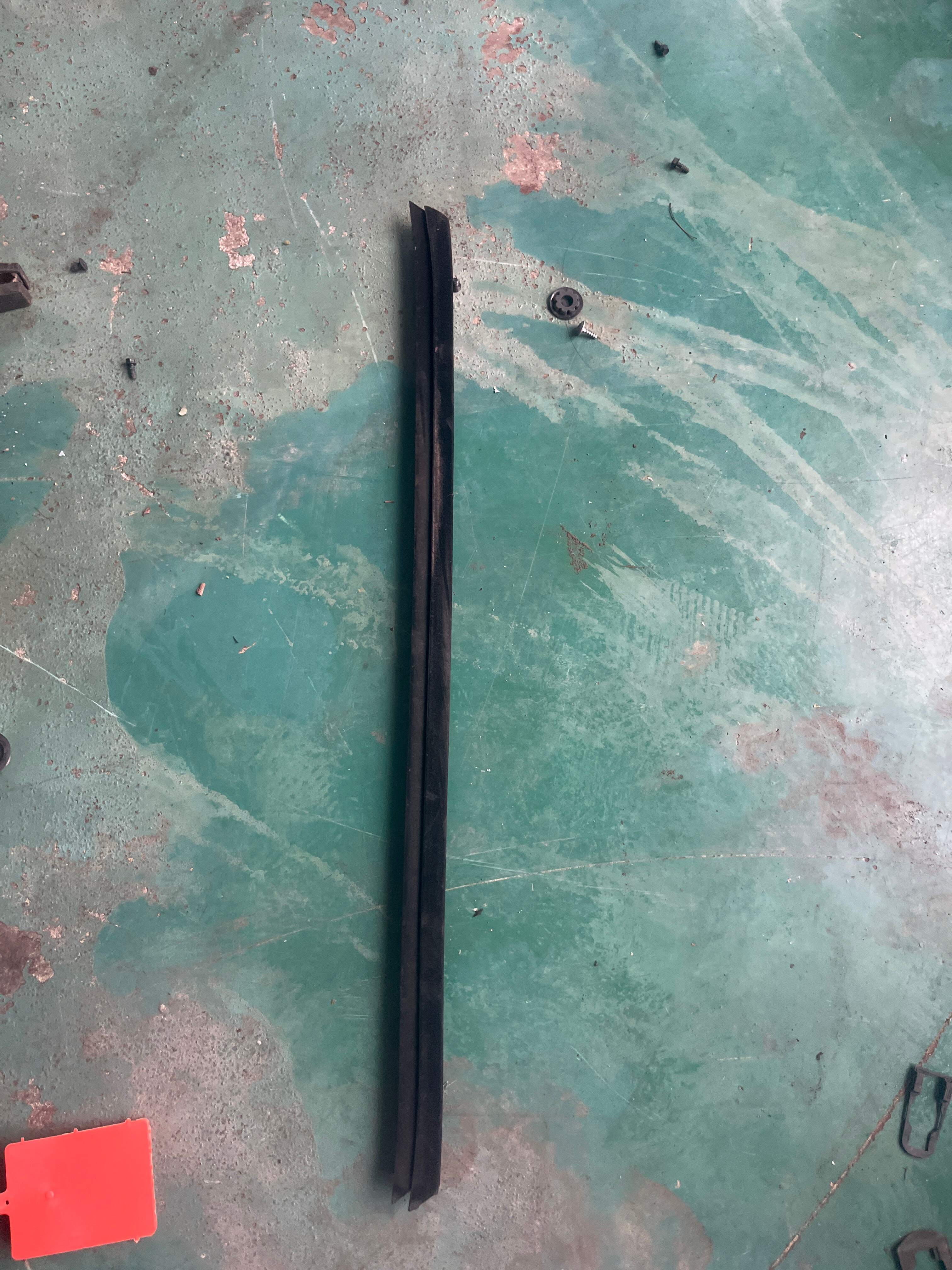 8S71A20571AA 前门玻璃压条(左内)