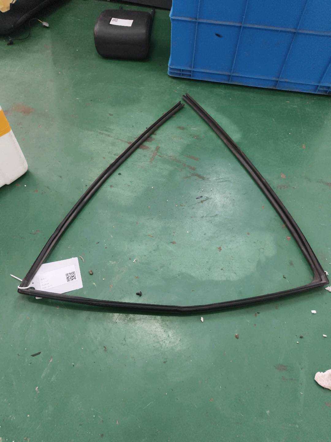 681520R020 后门玻璃绒槽（左）
