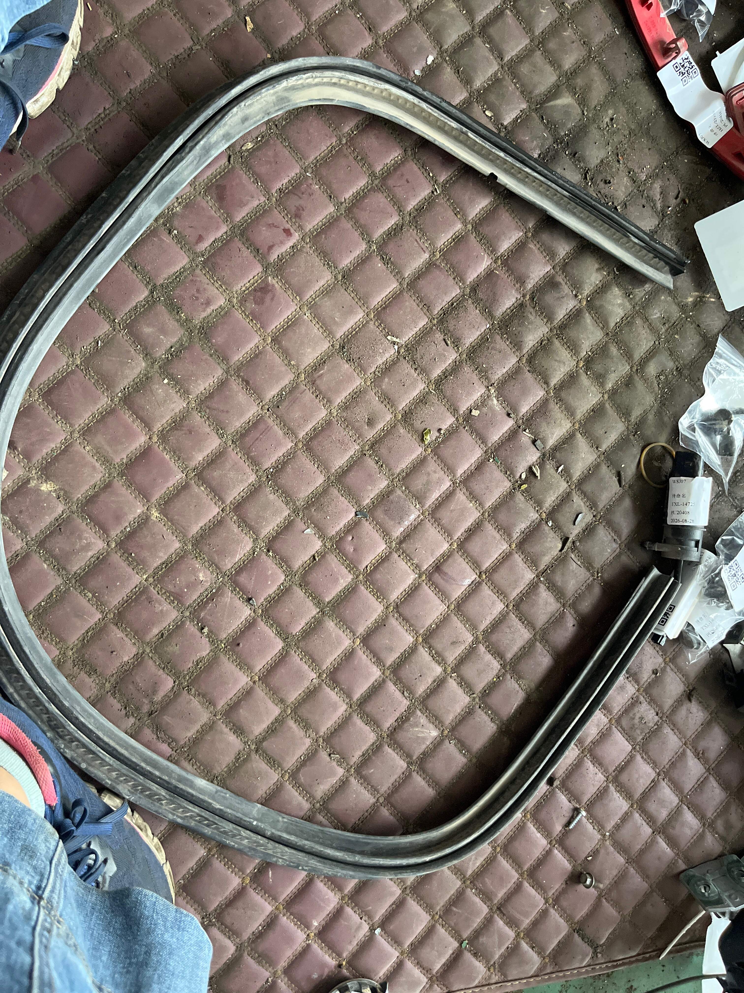 97051161200 前机盖胶条(后)